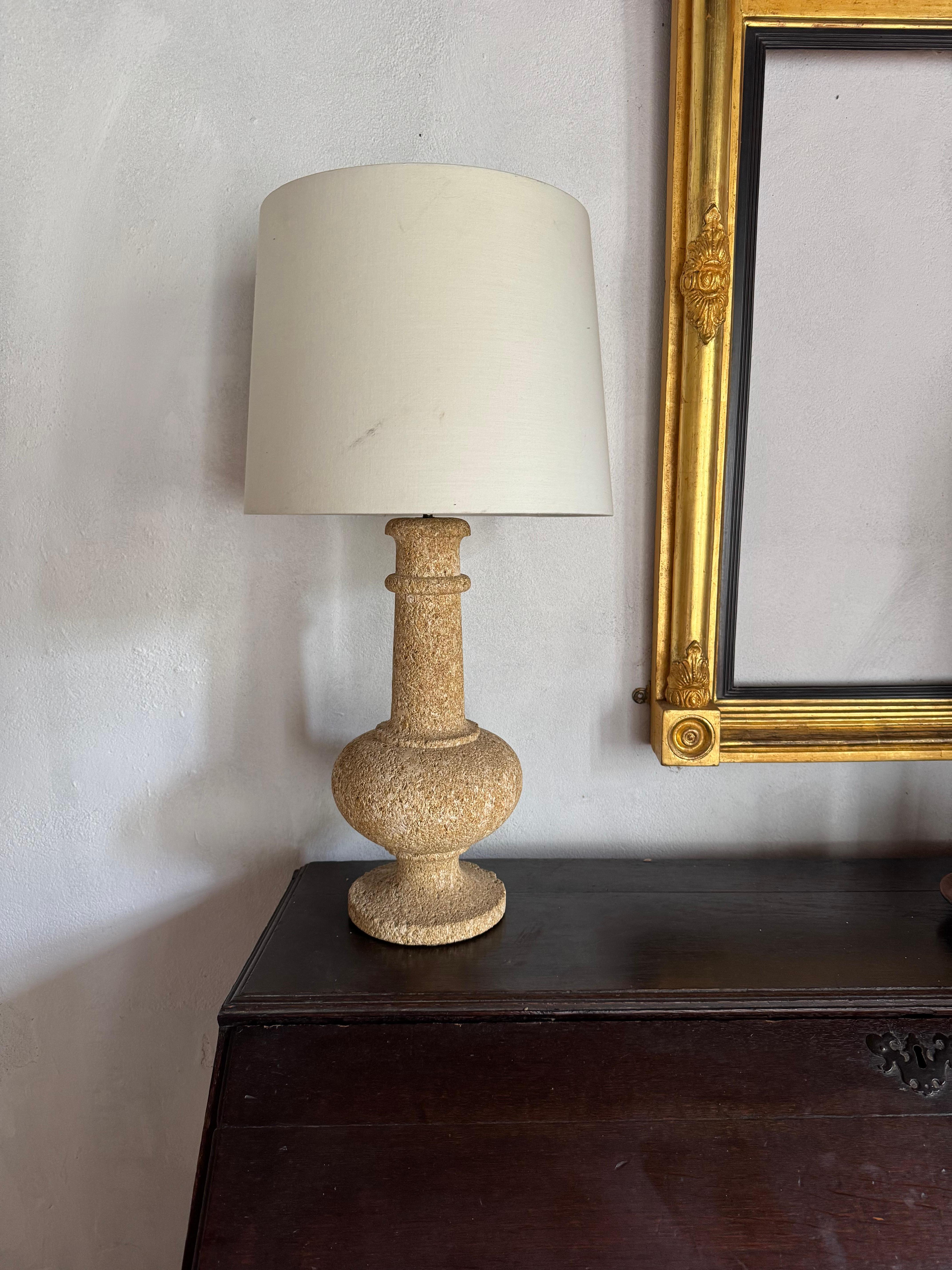 Una elegante lámpara alta de piedra dura tallada. Se vende recableado. Pantalla para exposición no incluida. 