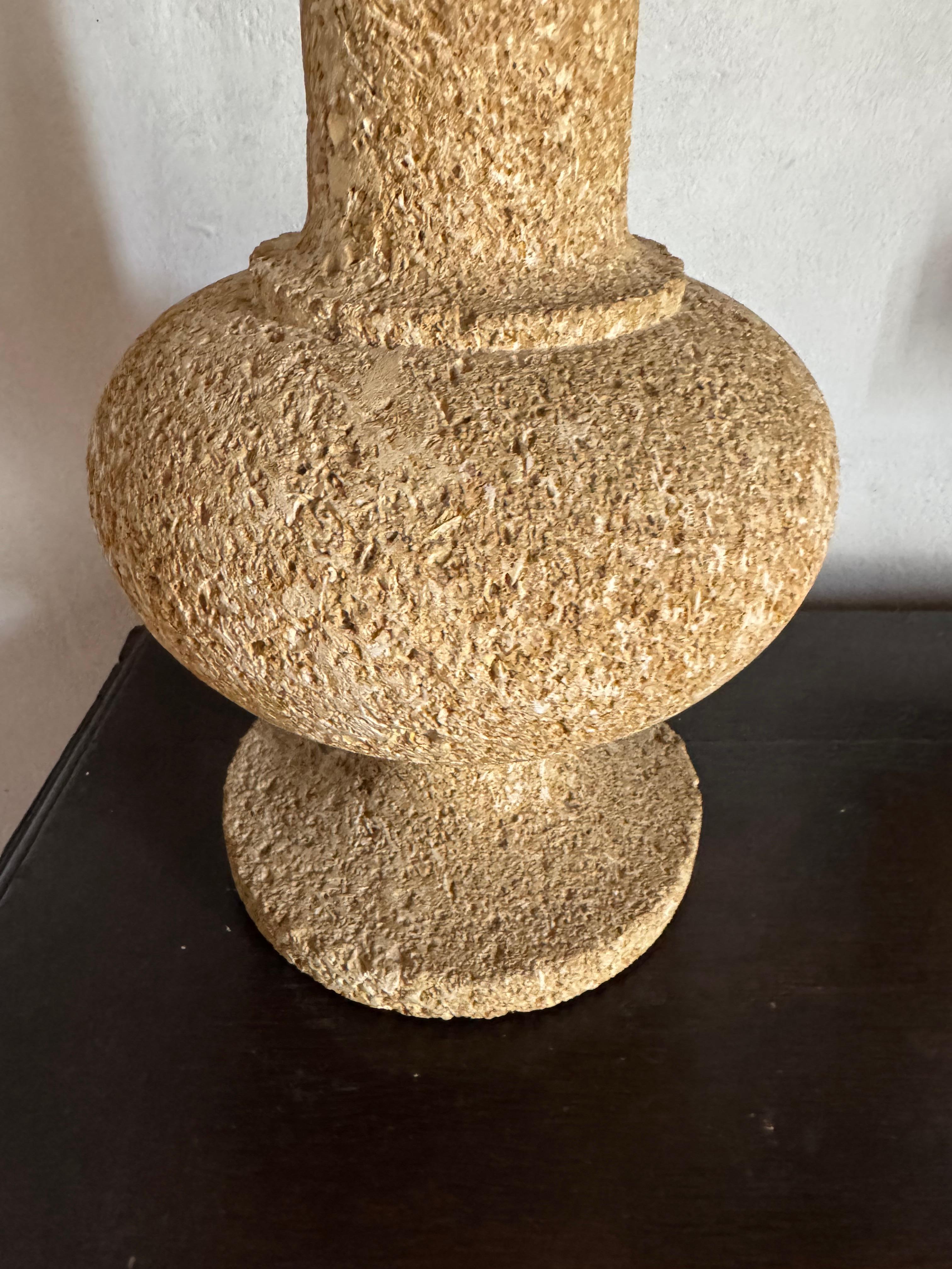 Lámpara francesa alta tallada en piedra c.1960's Moderno de mediados de siglo en venta