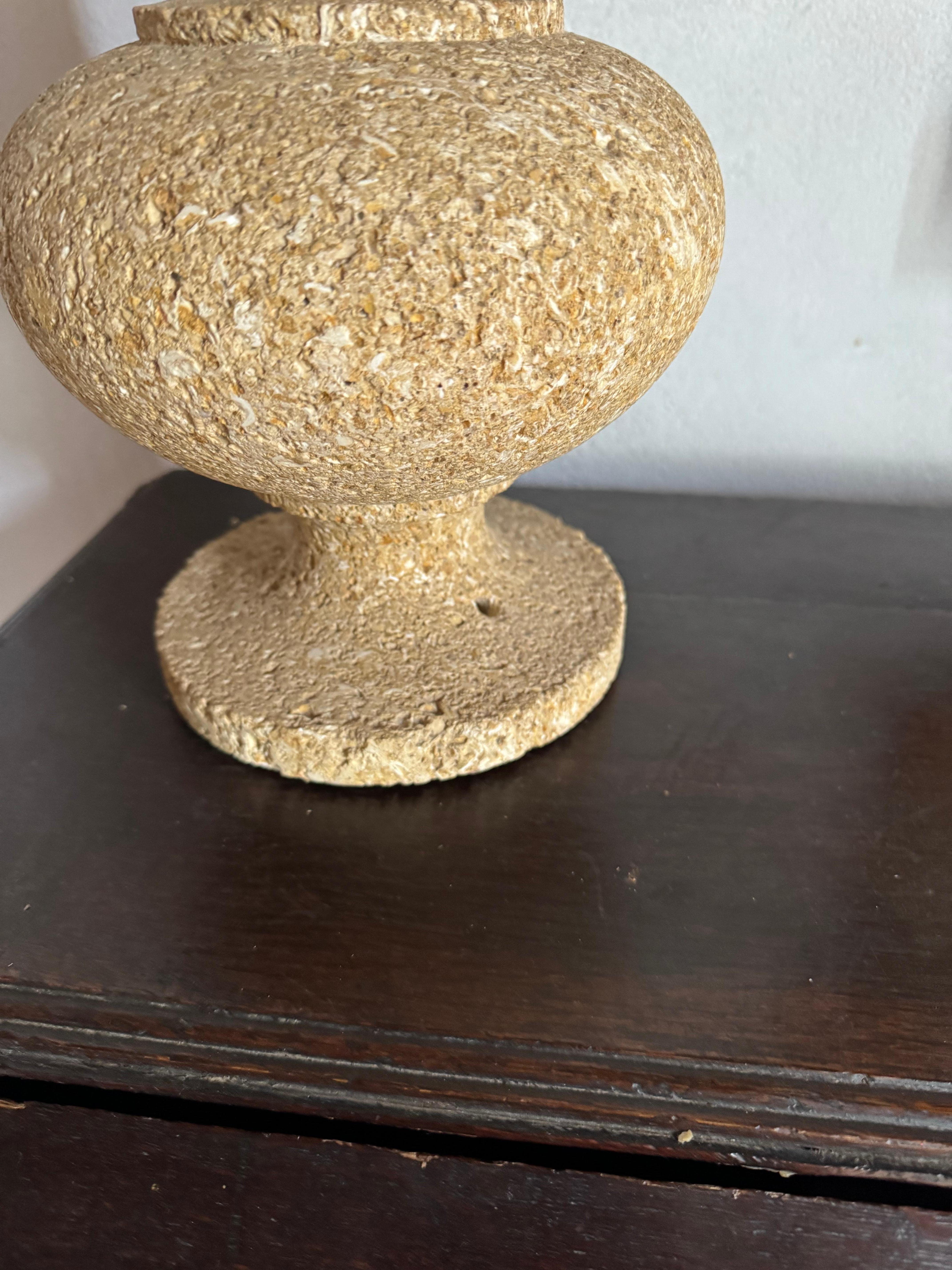 Lámpara francesa alta tallada en piedra c.1960's Francés en venta