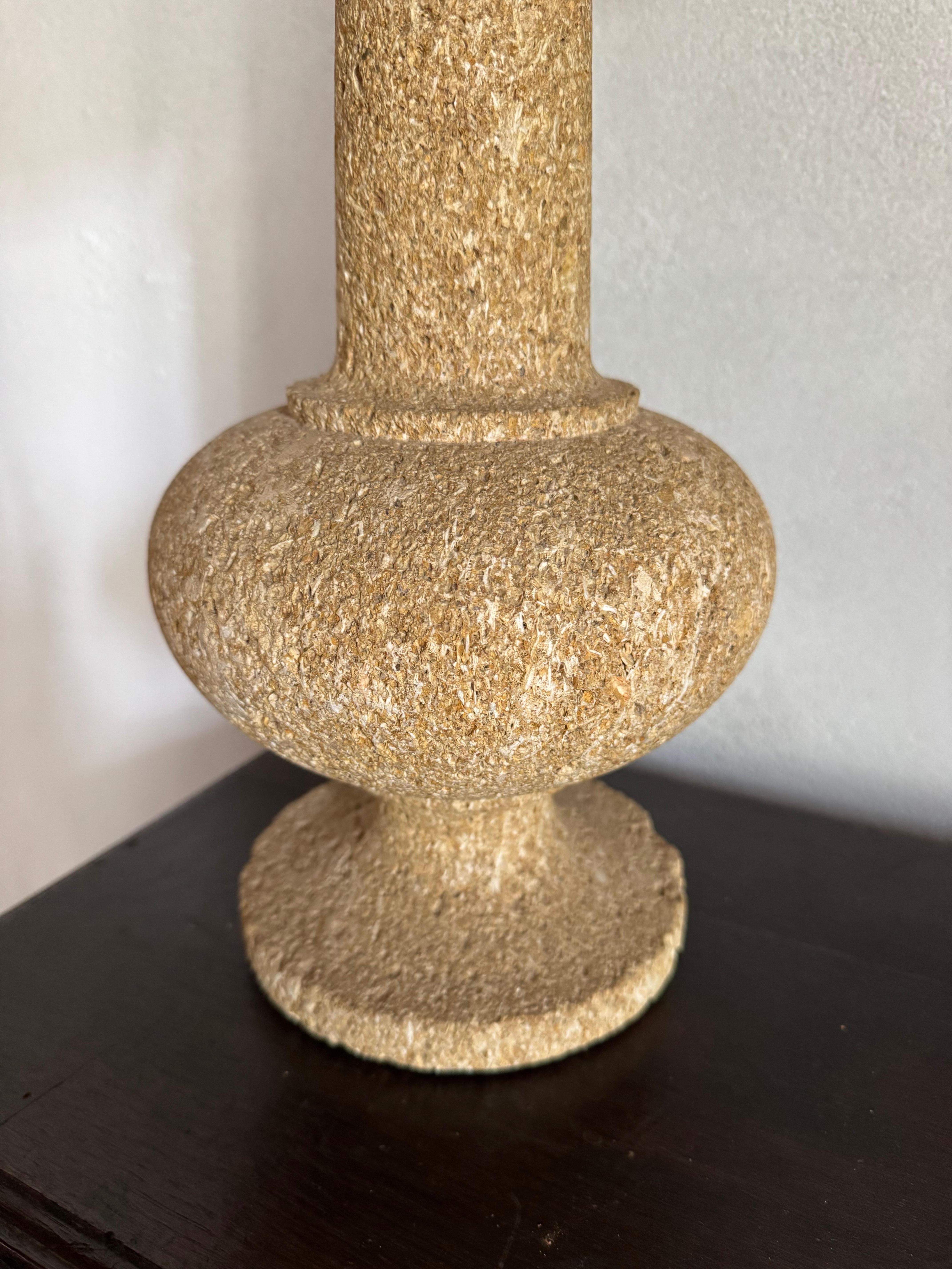 Lámpara francesa alta tallada en piedra c.1960's Tallado a mano en venta