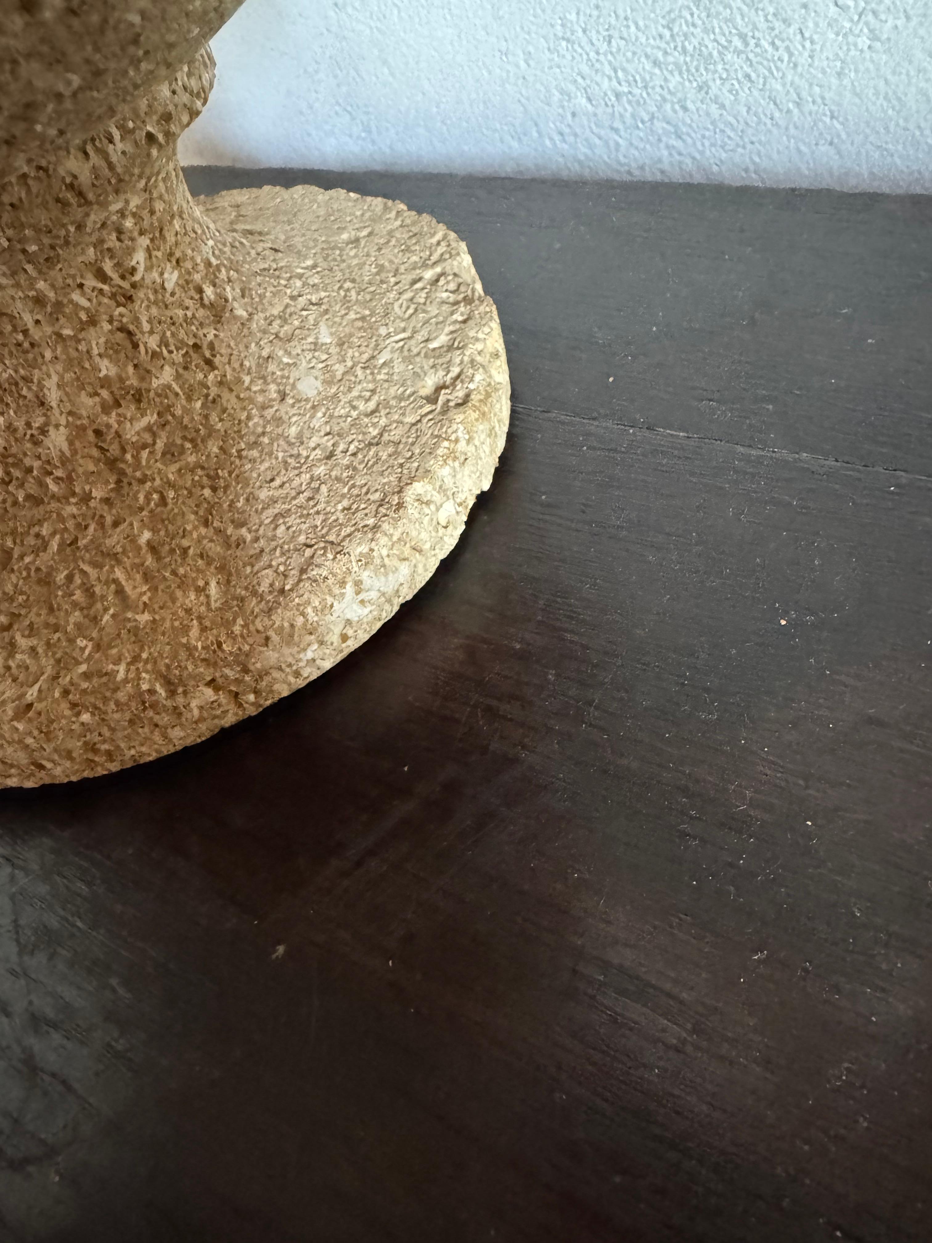 Lámpara francesa alta tallada en piedra c.1960's en Bueno estado para la venta en London, GB