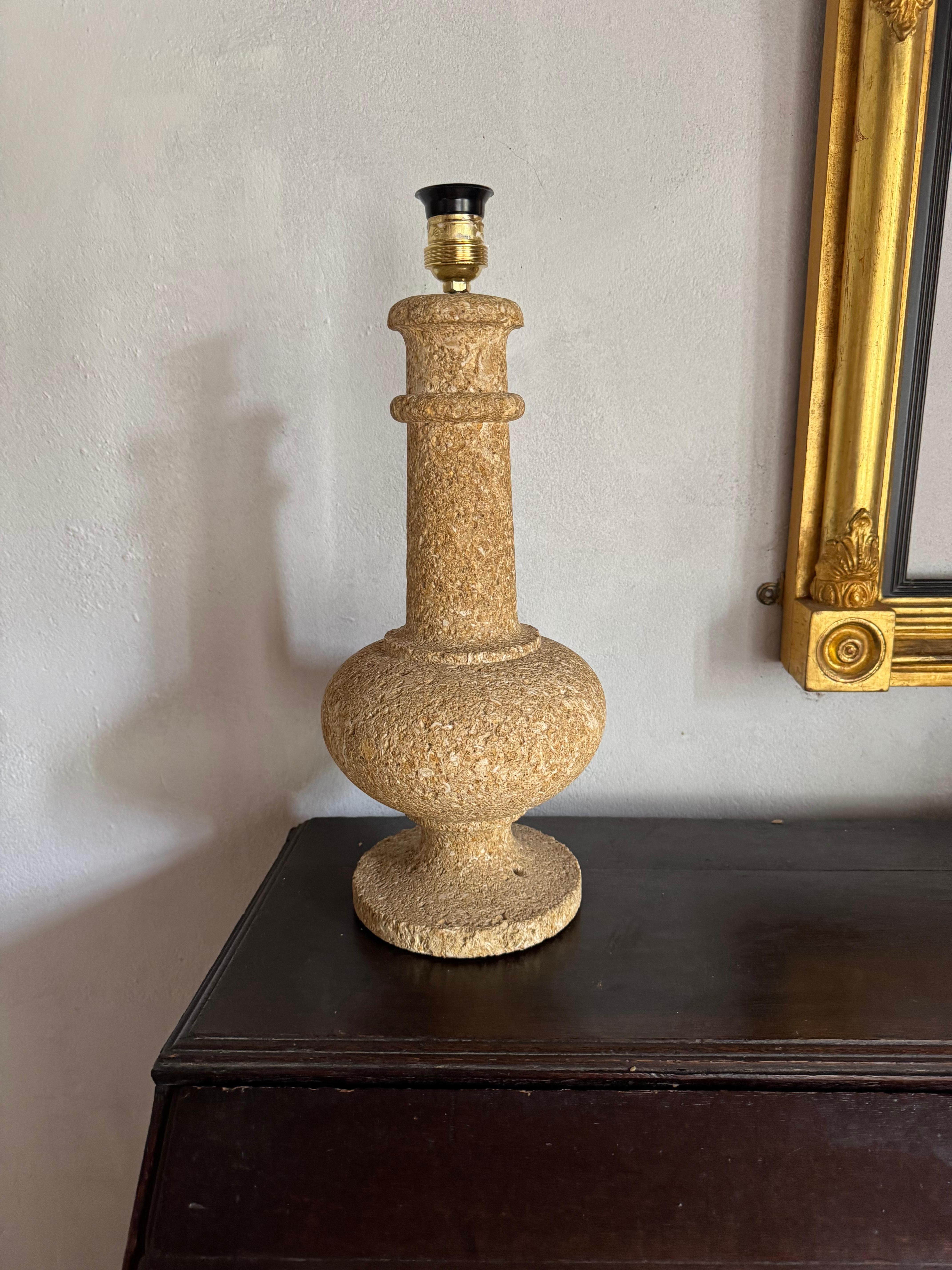 Lámpara francesa alta tallada en piedra c.1960's siglo XX en venta