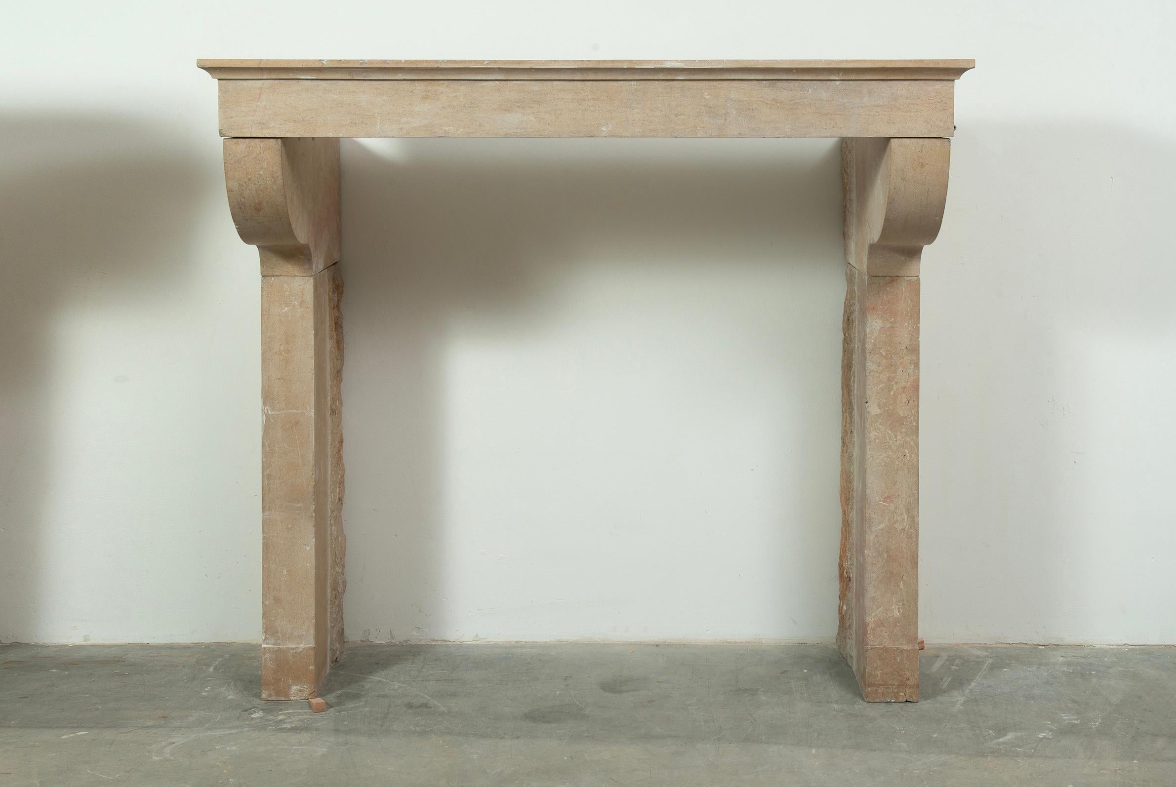 Camino alto in pietra calcarea francese in pietra Corton liscia

Un'imponente ed elegante cappa per camino francese ricavata dalla calda e morbida pietra calcarea di Corton, che mette in mostra la raffinatezza senza tempo del design classico