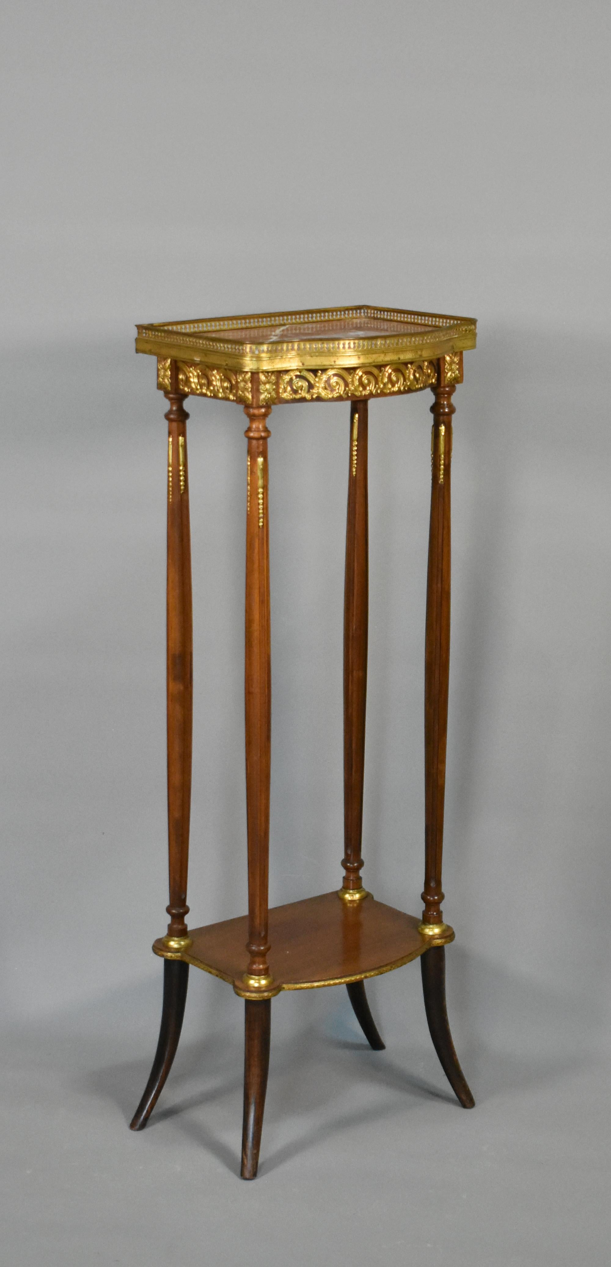 Grand meuble à sellettes en marbre de style Louis XVI 

Cette élégante sellette / guéridon haut de gamme présente un panaché de rouge et de blanc, captivé par une galerie percée en métal doré. 

La façade présente une forme serpentine et, sous la