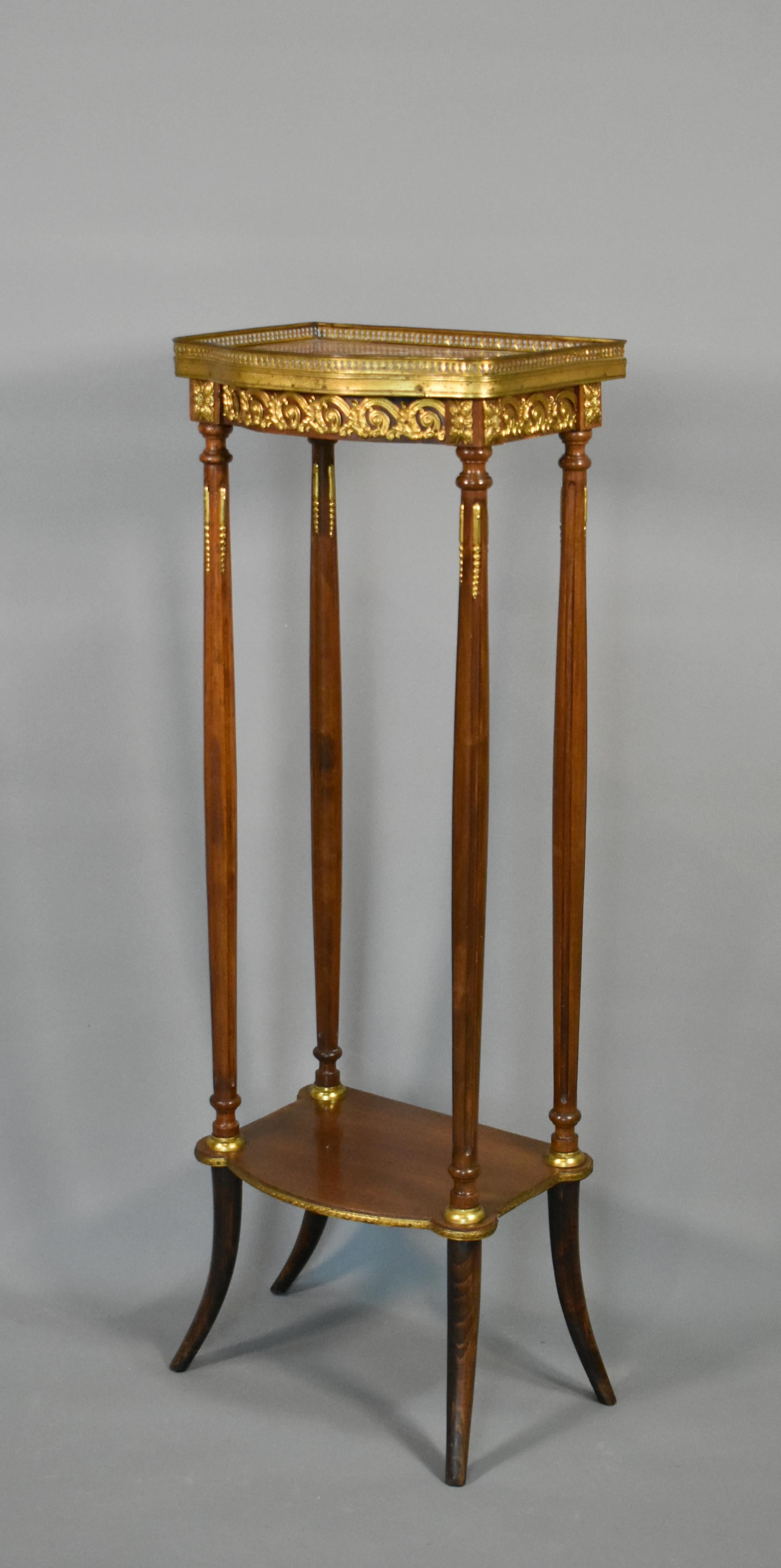 Français Grand meuble à sellettes en marbre de style Louis XVI en vente