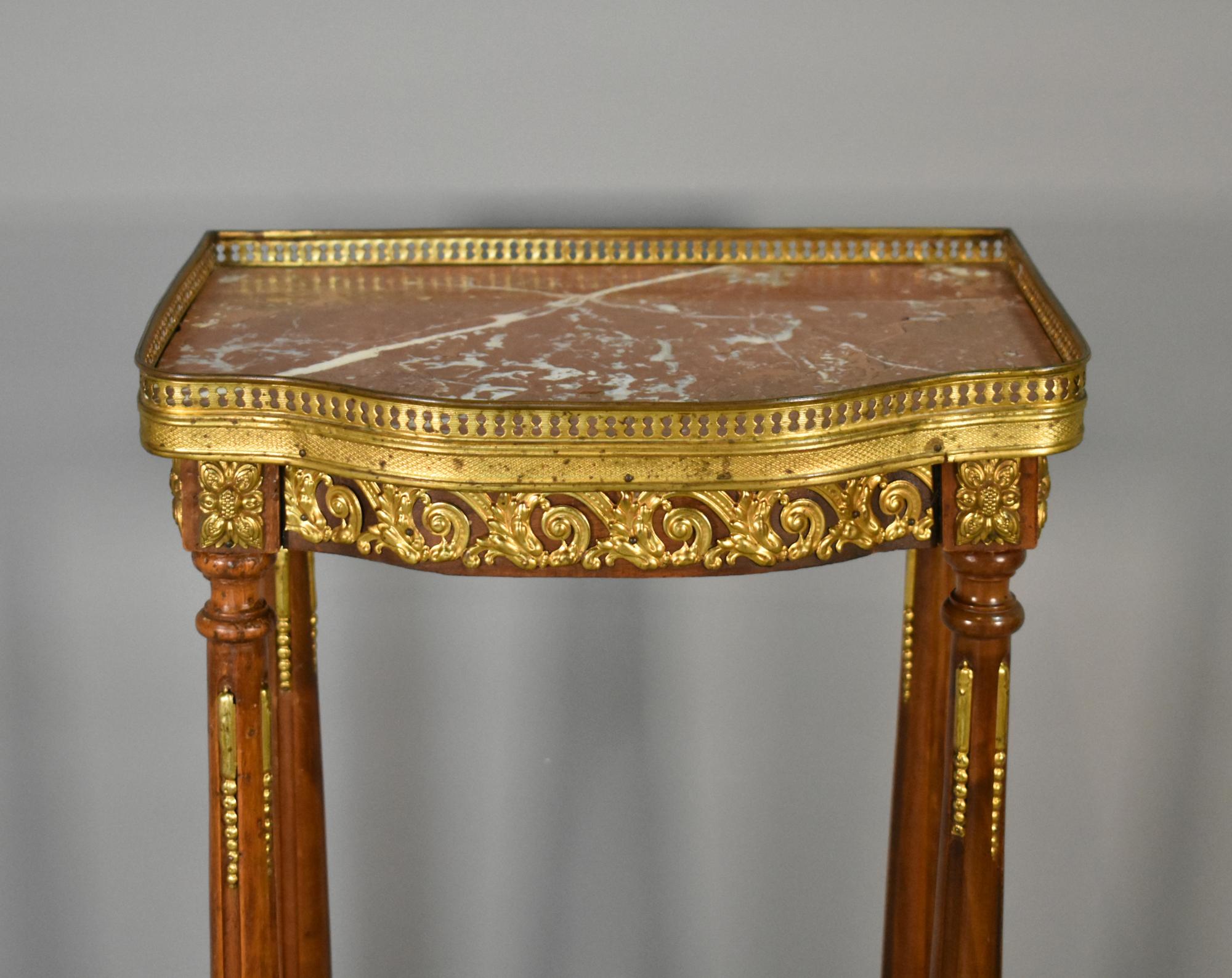 20ième siècle Grand meuble à sellettes en marbre de style Louis XVI en vente