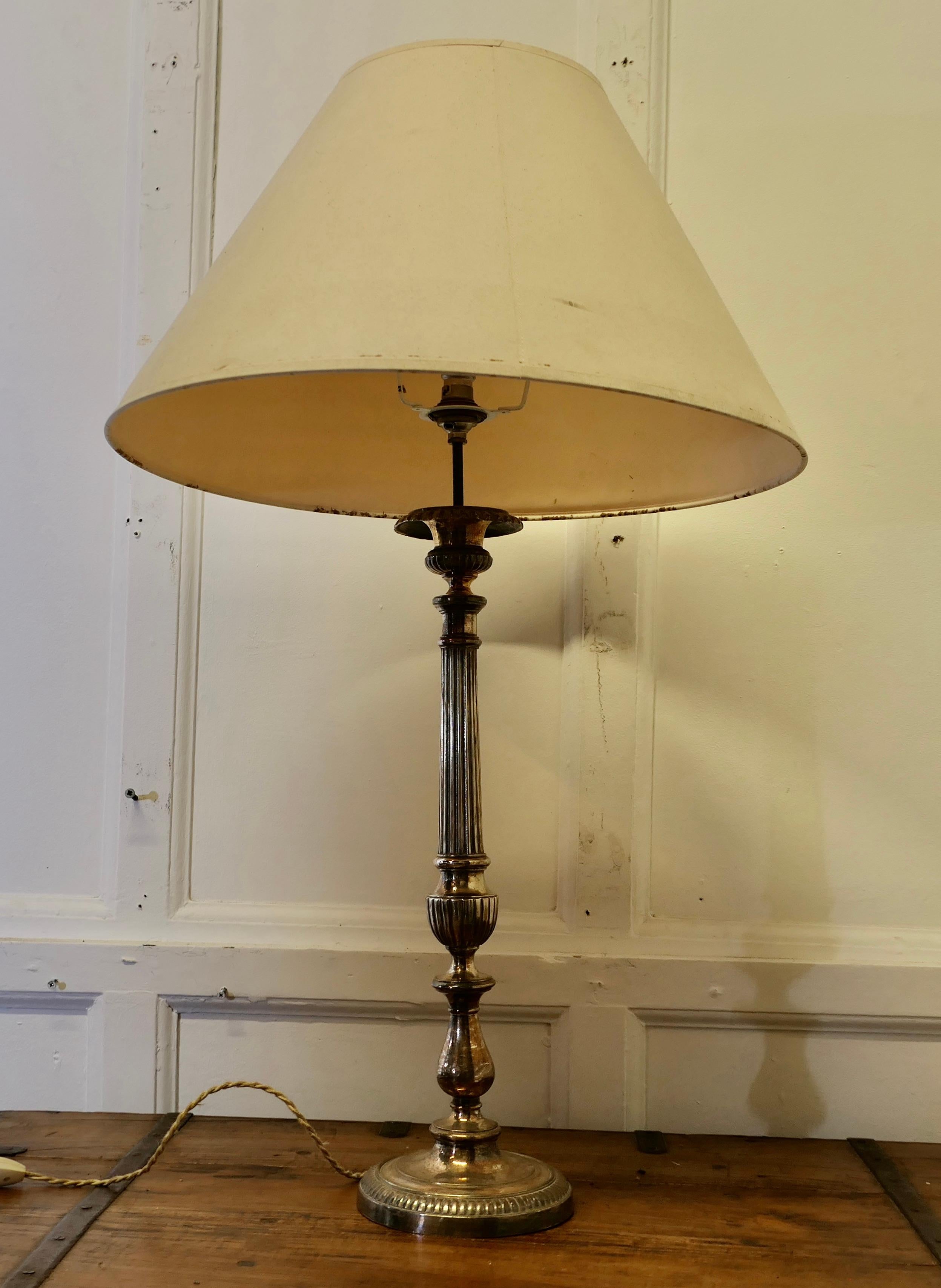 Grande lampe de table à chandelier française en métal argenté

Une très belle pièce, dont l'argenture est légèrement usée et donne à l'ensemble un aspect luxueux. Elle a été recâblée et assortie d'un vieil abat-jour en lin.
La lampe mesure 33
