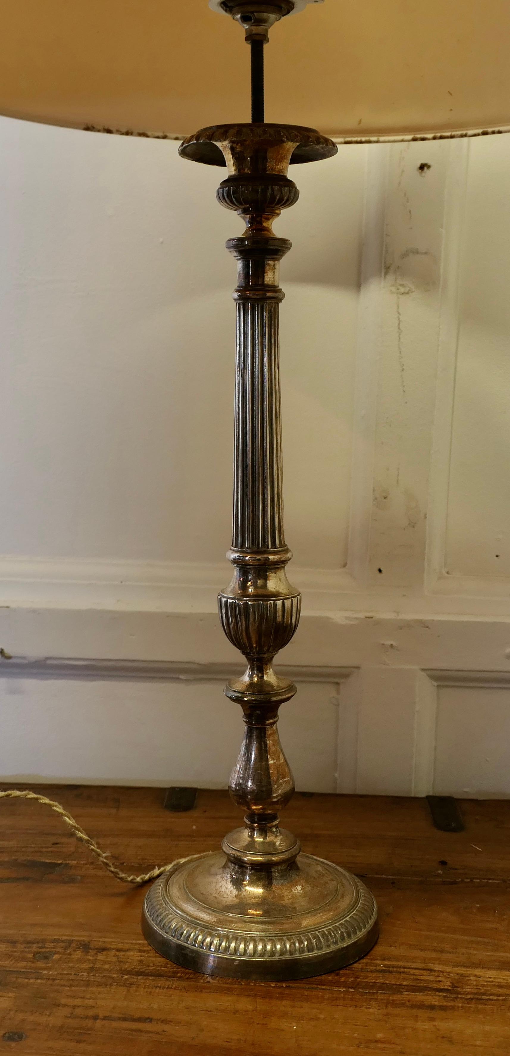 Style Adam Grande lampe de table à chandelier française en métal argenté  Une pièce très attrayante en vente