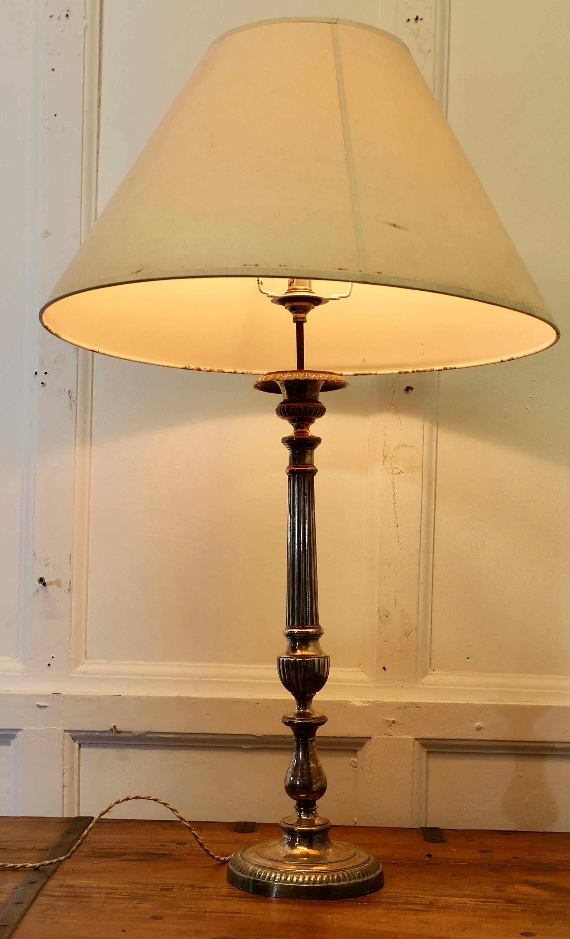 Grande lampe de table à chandelier française en métal argenté  Une pièce très attrayante Bon état - En vente à Godshill, Isle of Wight