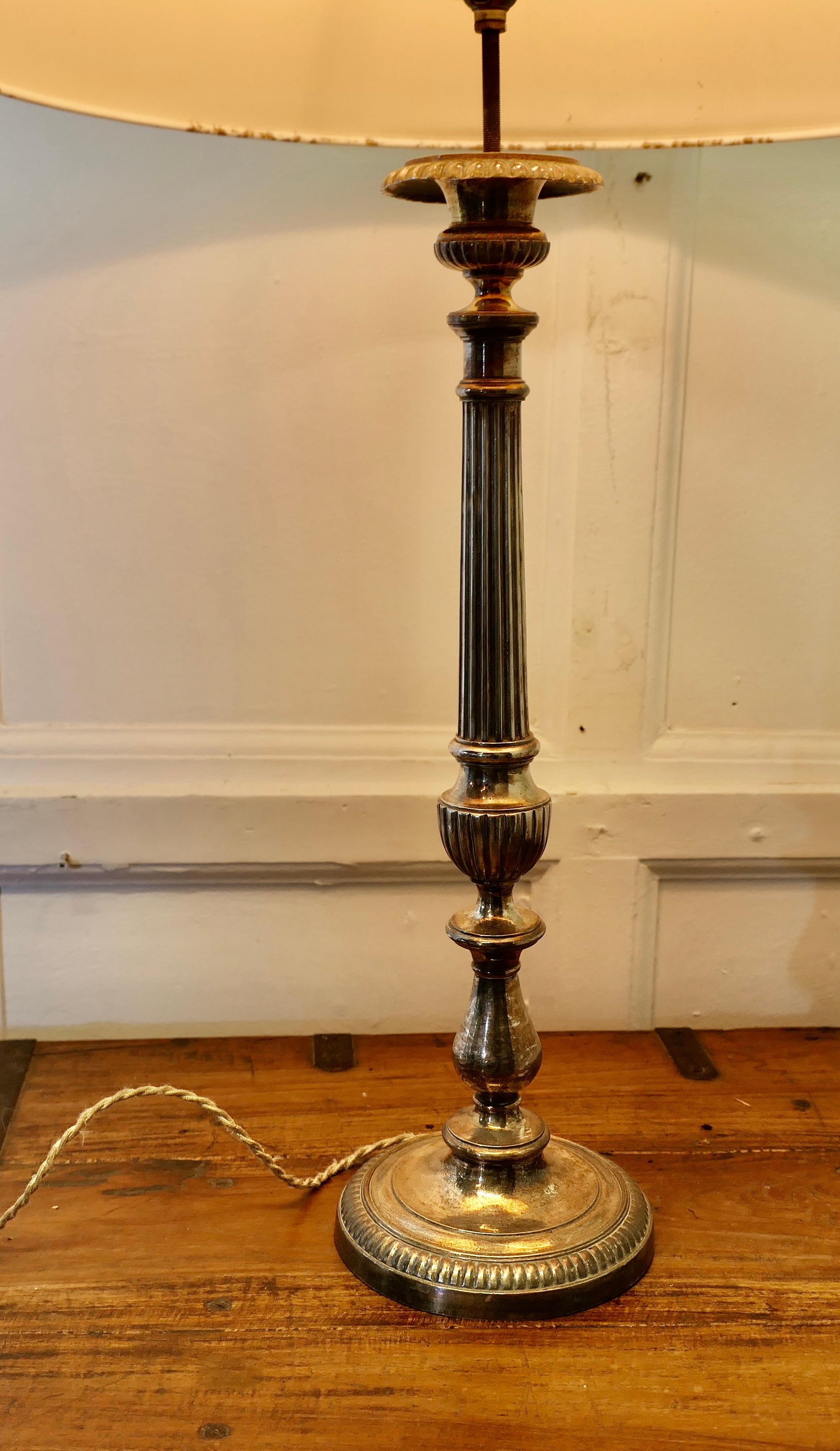 Début du 20ème siècle Grande lampe de table à chandelier française en métal argenté  Une pièce très attrayante en vente