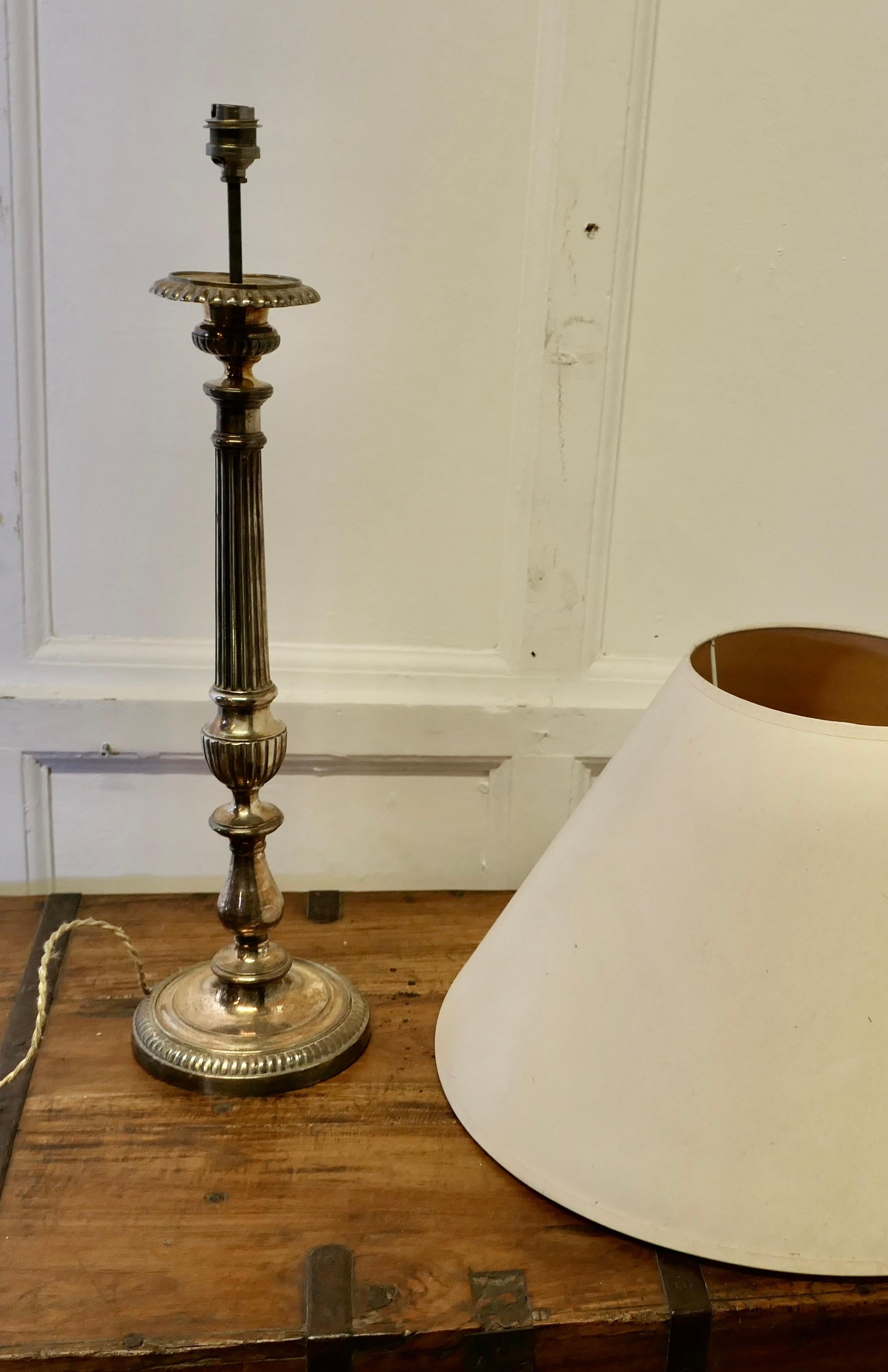 Grande lampe de table à chandelier française en métal argenté  Une pièce très attrayante en vente 1