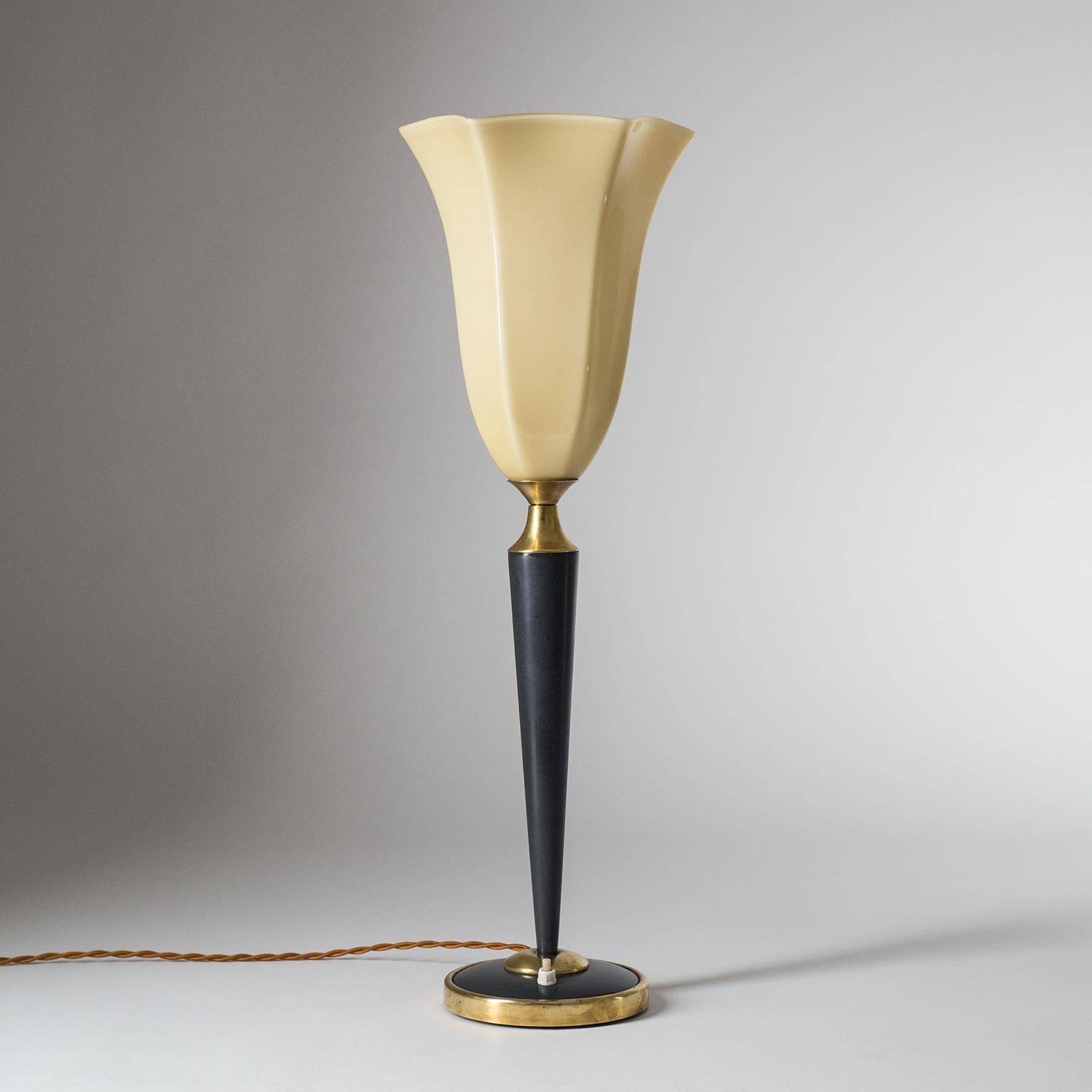 Elegant tall French Art Deco tabel lamp, circa 1940. A slender base and body of brass and lacquered elements in dark Prussian blue culminate in a large cream-colored blown glass tulip. Very nice original condition with some patina and the brass. One