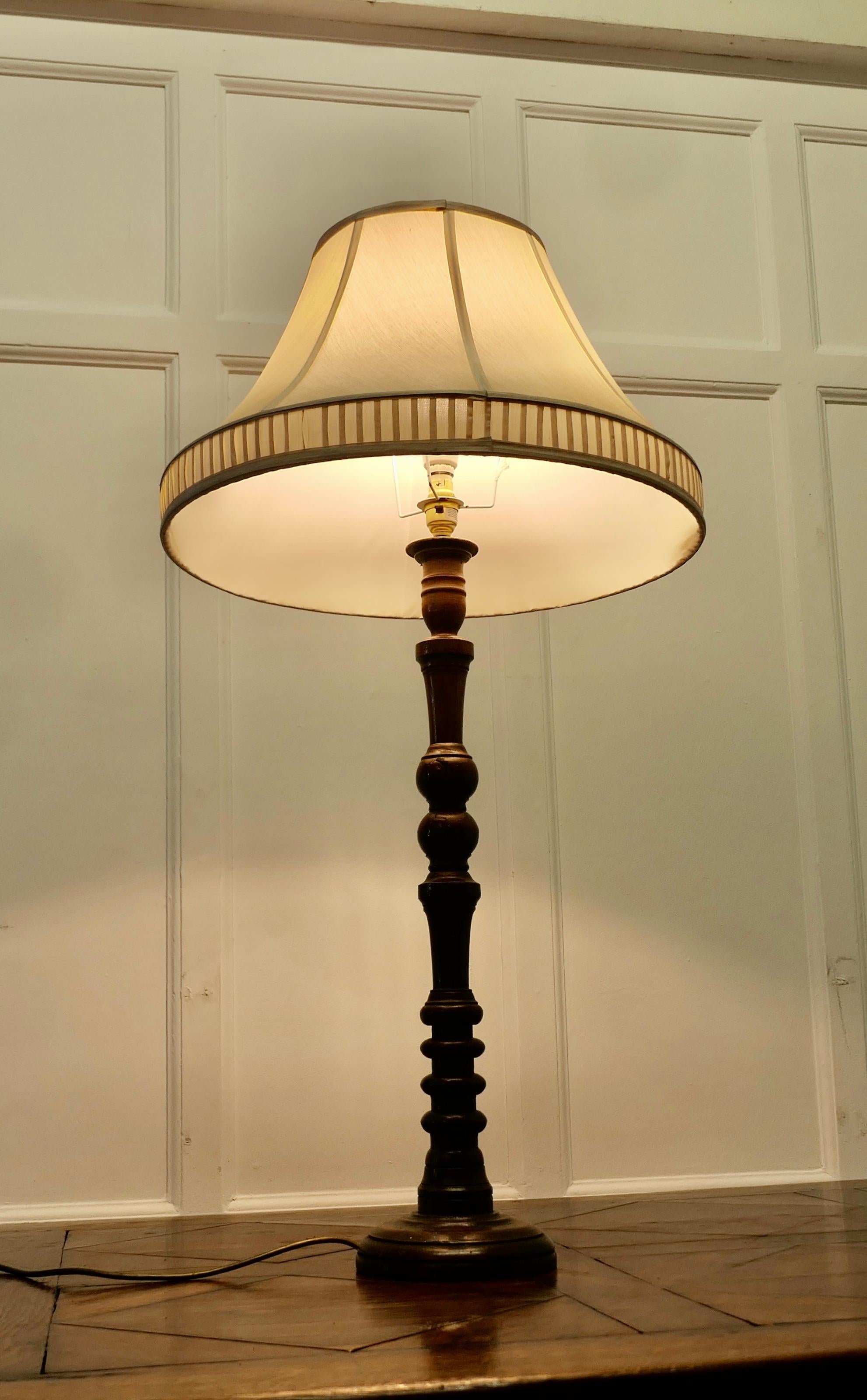 Lámpara de mesa alta francesa de roble torneado Provincial francés en venta