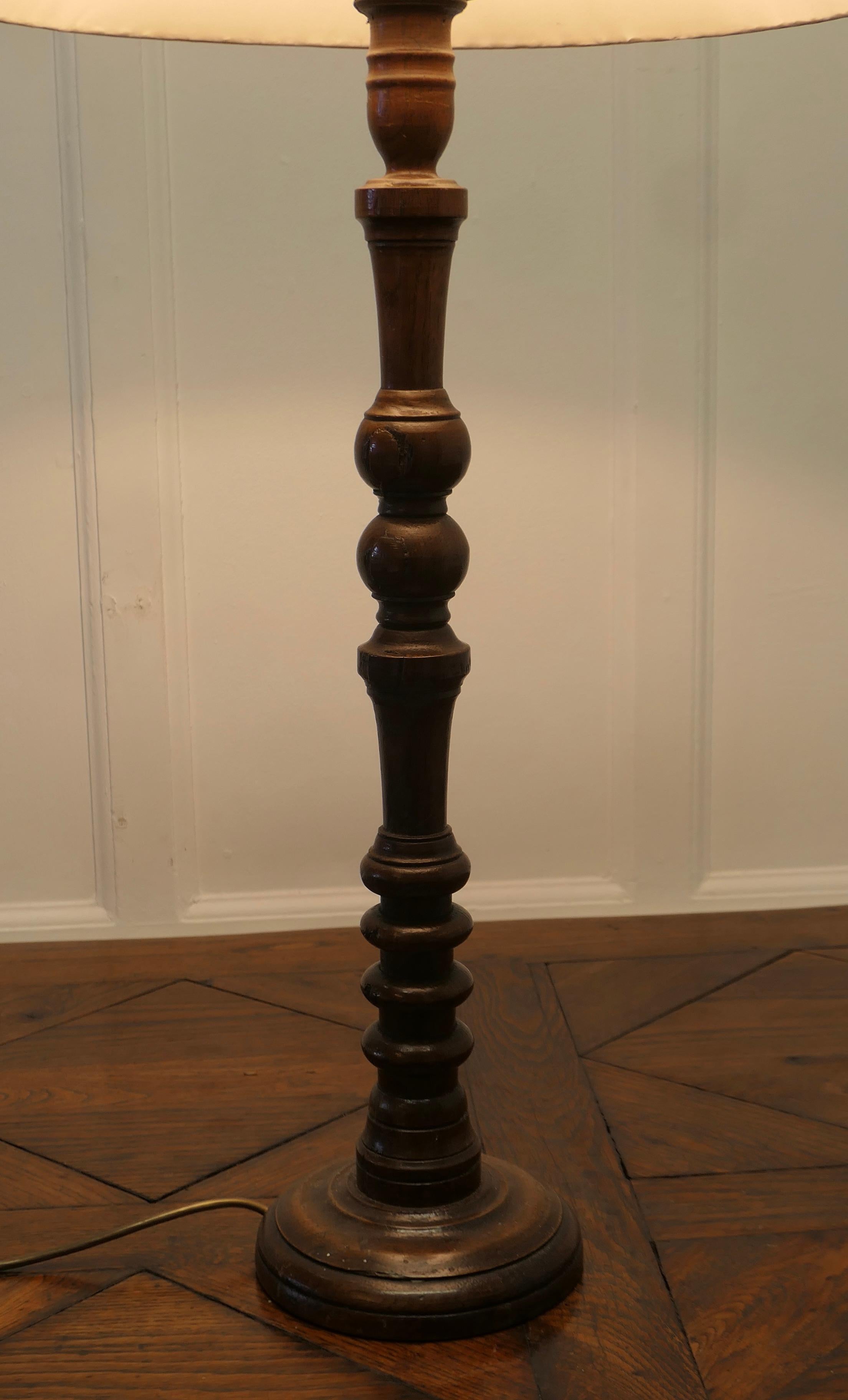 Lámpara de mesa alta francesa de roble torneado en Bueno estado para la venta en Godshill, Isle of Wight