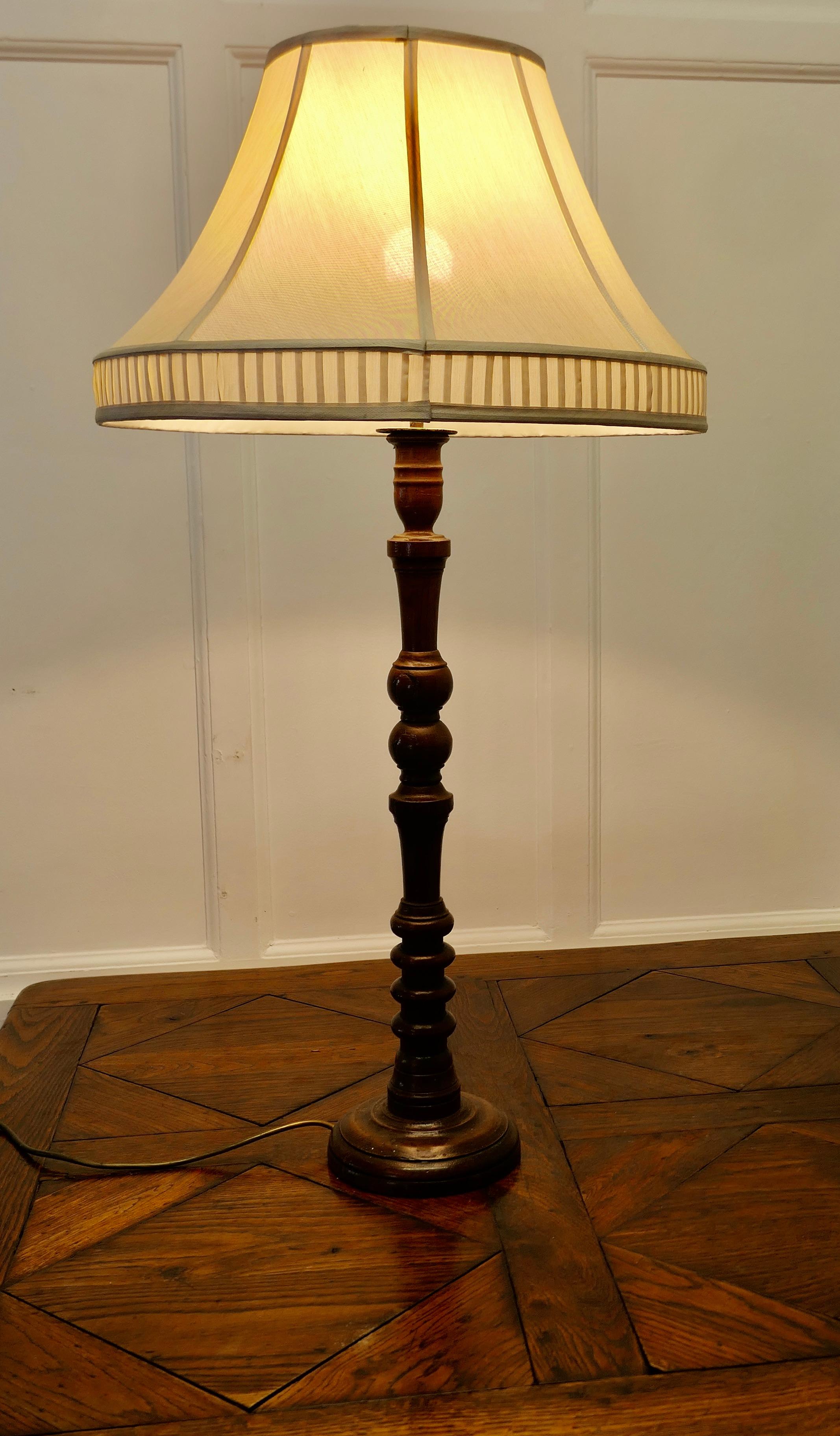 Lámpara de mesa alta francesa de roble torneado mediados del siglo XX en venta