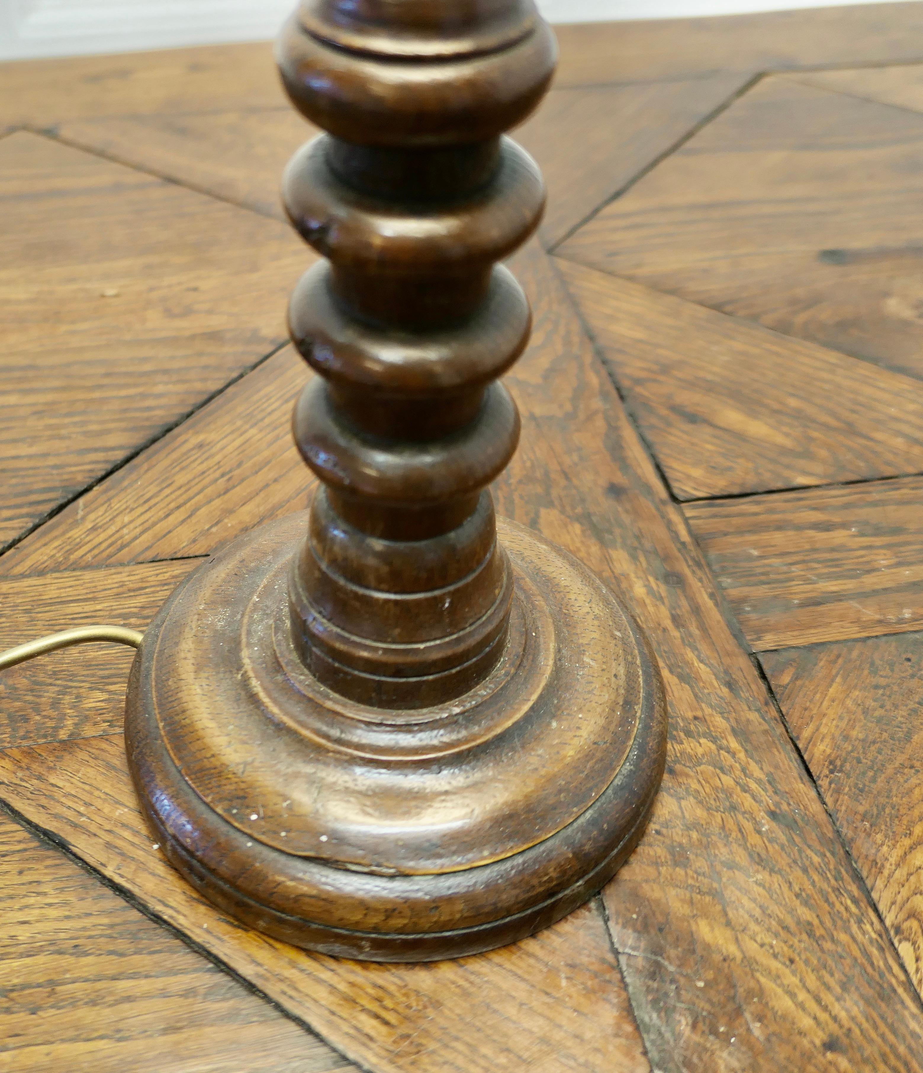 Lámpara de mesa alta francesa de roble torneado Roble en venta
