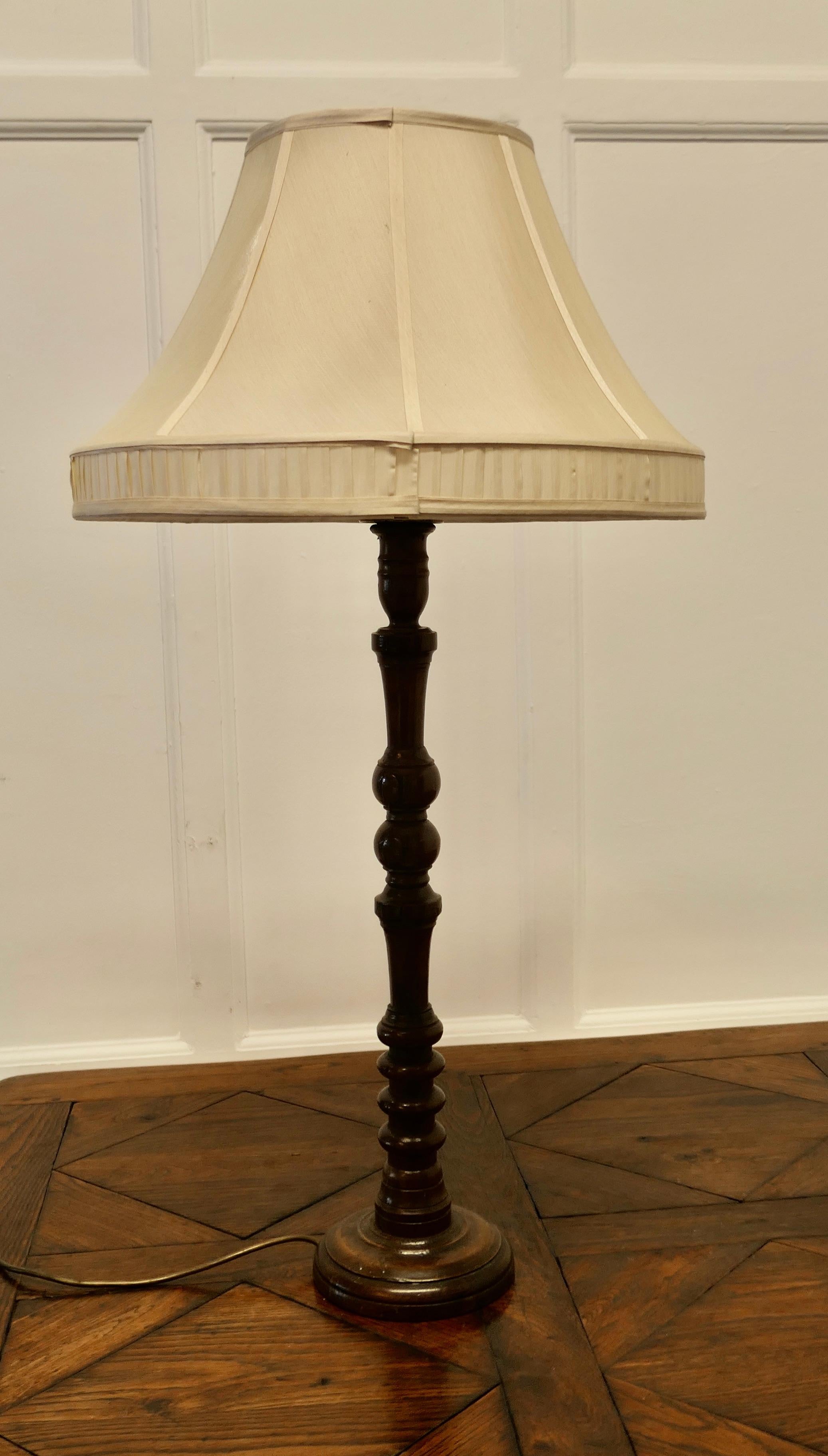 Lámpara de mesa alta francesa de roble torneado en venta 1