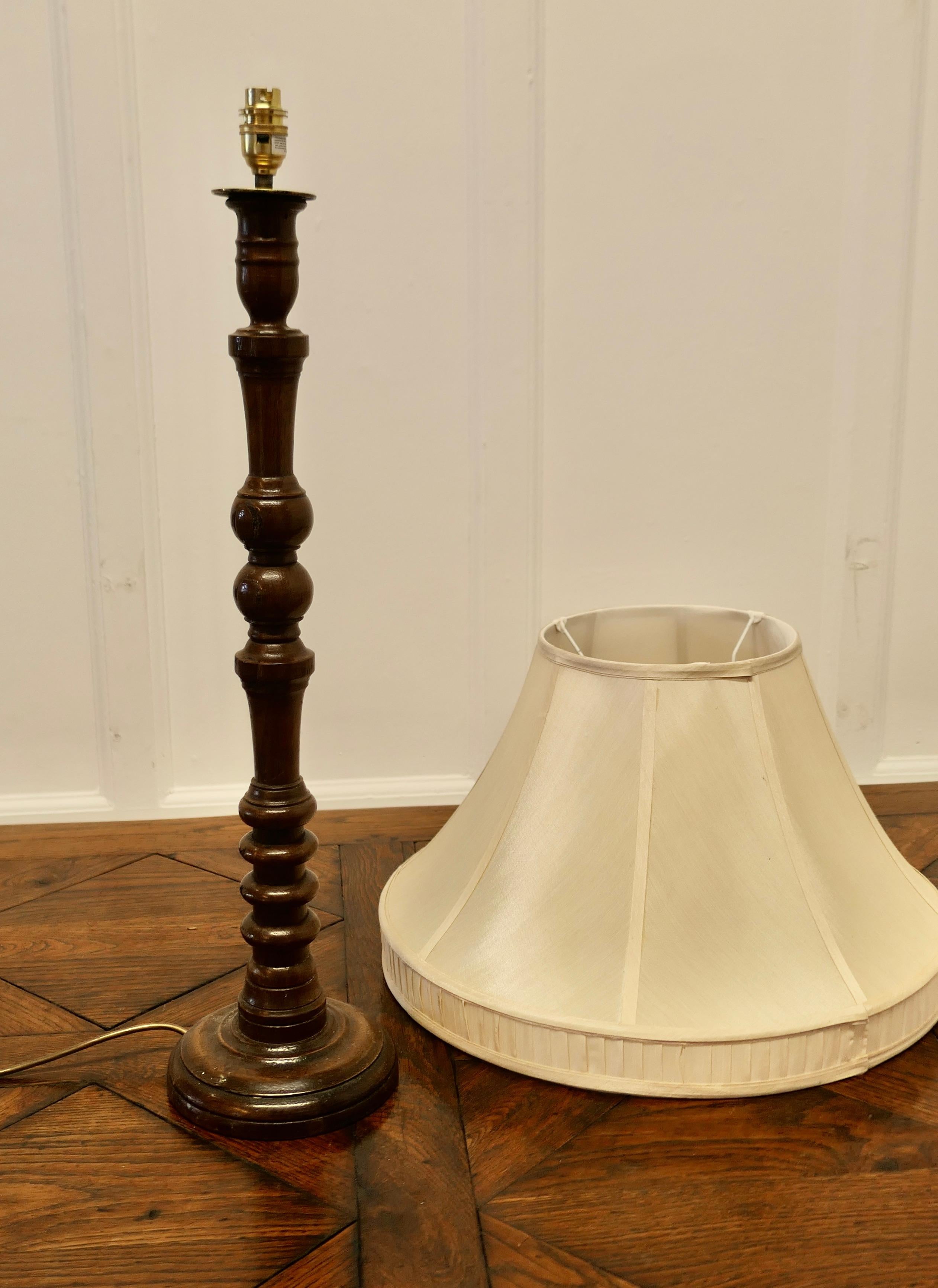 Lámpara de mesa alta francesa de roble torneado en venta 2