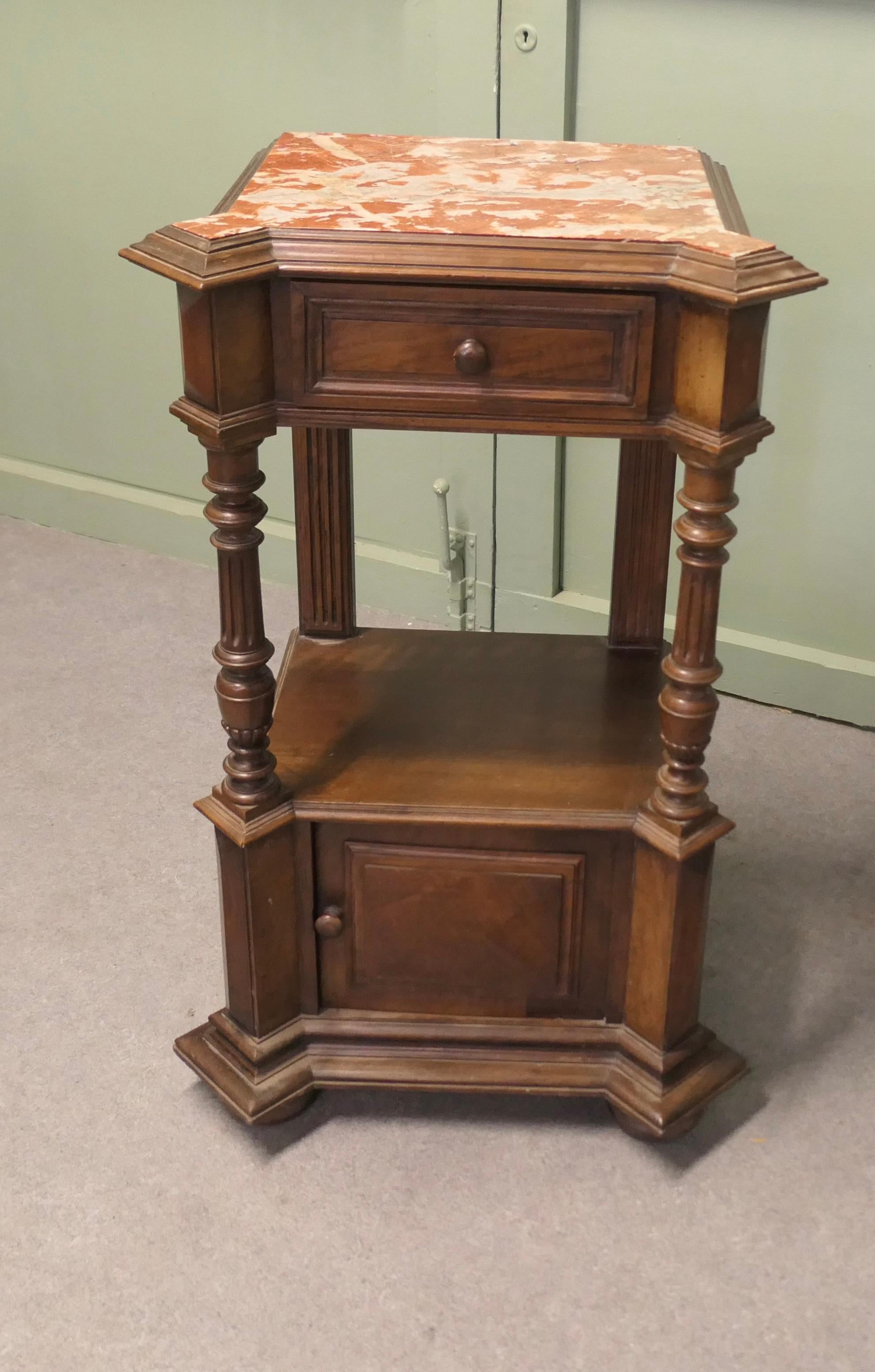 Grand meuble d'appoint en noyer français

Il s'agit d'un meuble très attrayant, le meuble comporte un petit tiroir en haut avec un étage intermédiaire et une armoire en dessous, le tout dans une forme d'aile inhabituelle avec des colonnes cannelées
