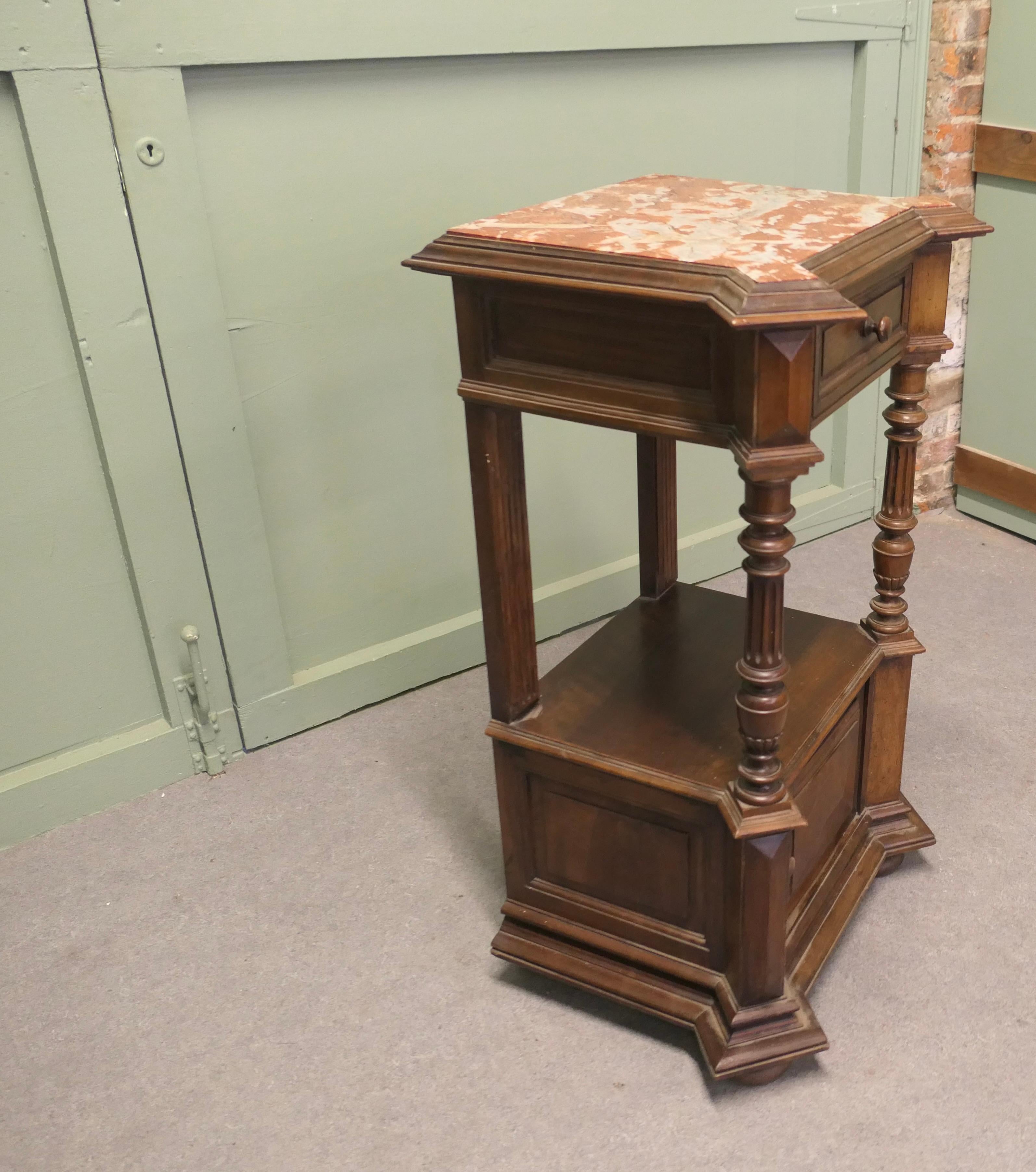 Provincial français Grand meuble d'appoint en noyer français en vente