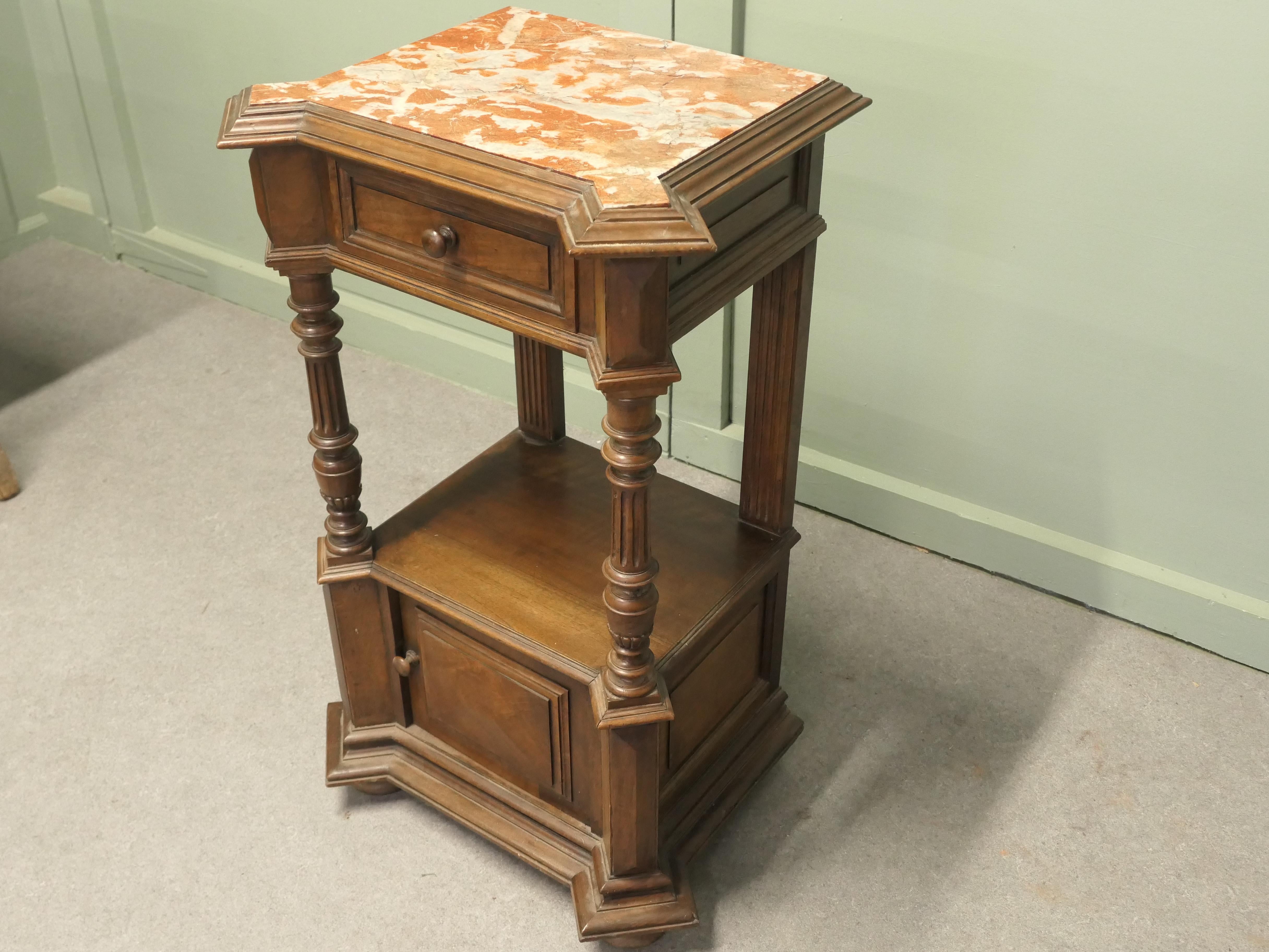 Grand meuble d'appoint en noyer français Bon état - En vente à Godshill, Isle of Wight