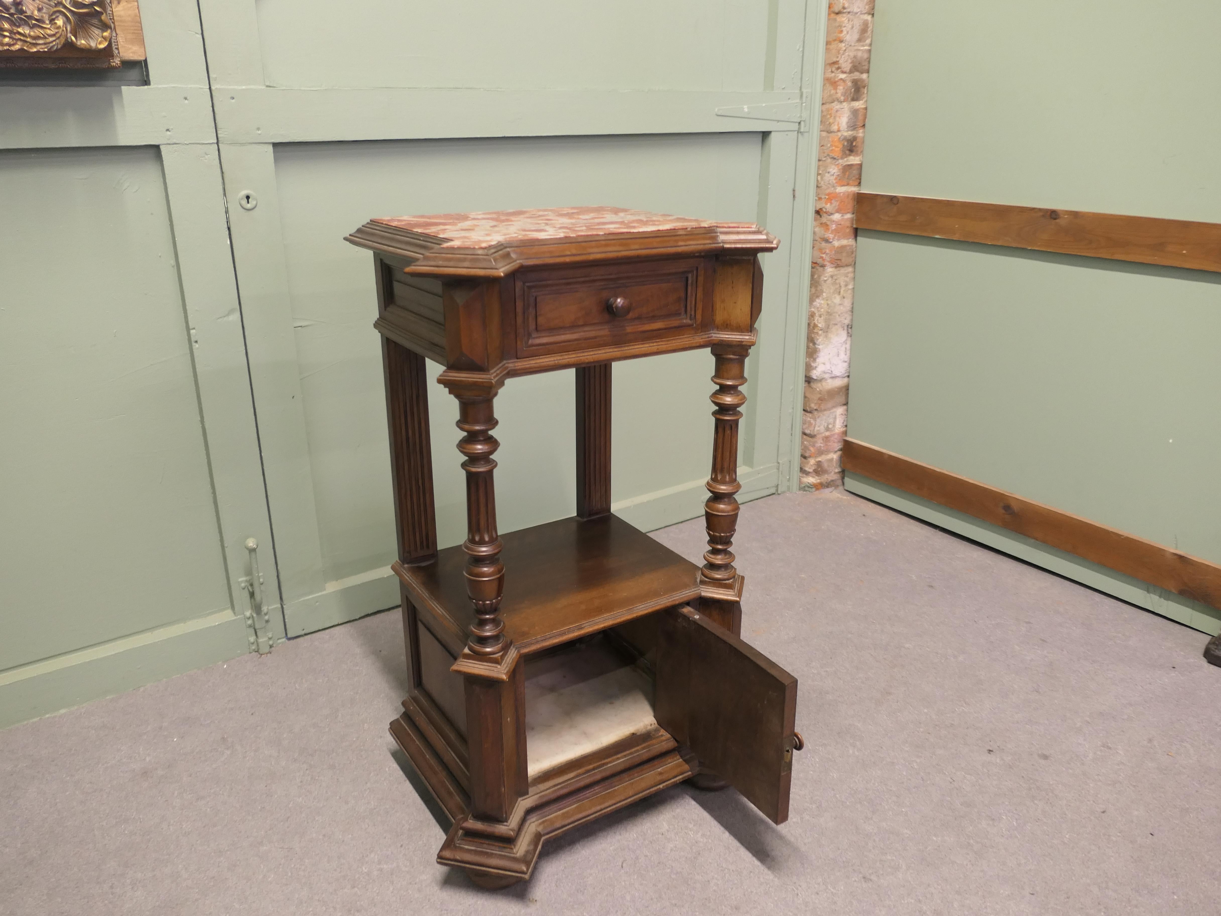 XIXe siècle Grand meuble d'appoint en noyer français en vente