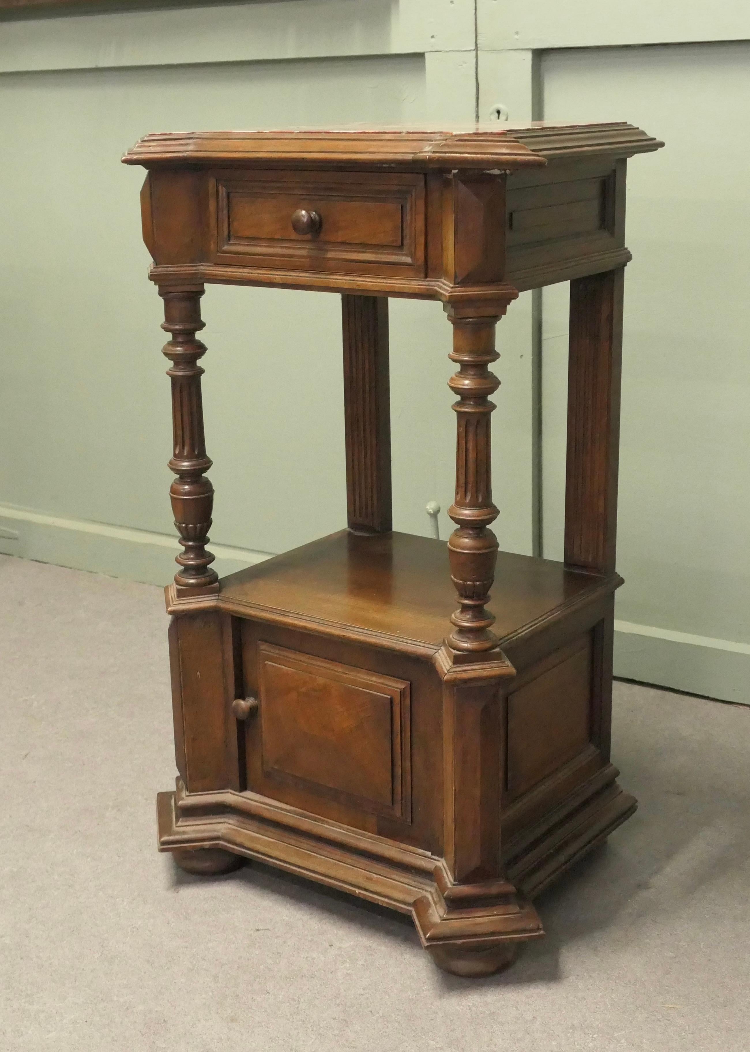 Noyer Grand meuble d'appoint en noyer français en vente