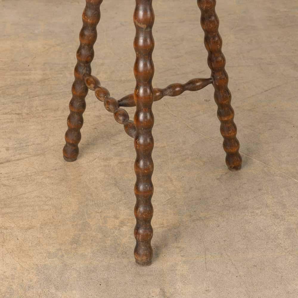 Großer französischer Holz-Dreibeinhocker im Angebot 5