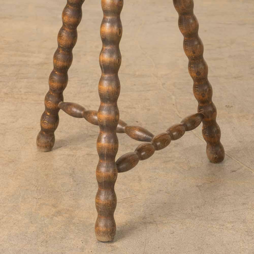 Großer französischer Holz-Dreibeinhocker im Angebot 5