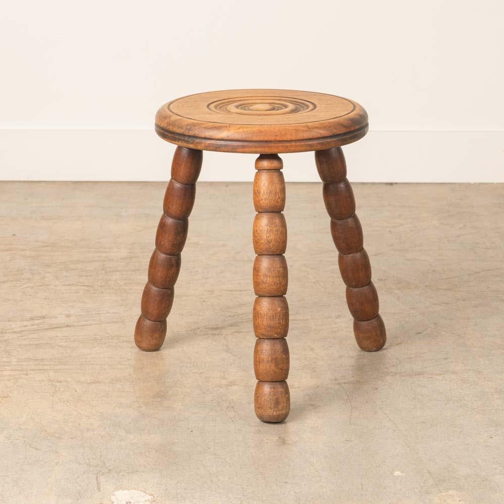 Taburete vintage de madera con bonitas patas de madera ondulada procedente de Francia. Asiento circular con exclusivo detalle de anillo tallado en la parte superior. Acabado de madera original con bonitas marcas de antigüedad y pátina. Puede