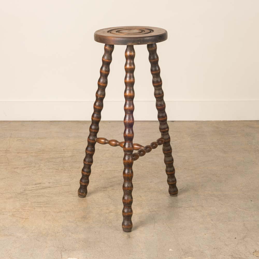 Sgabello vintage in legno con belle gambe in legno ondulato proveniente dalla Francia. Sedile circolare con particolare anello intagliato sulla parte superiore. Finitura originale in legno con grandi segni dell'età e patina. Può essere utilizzato