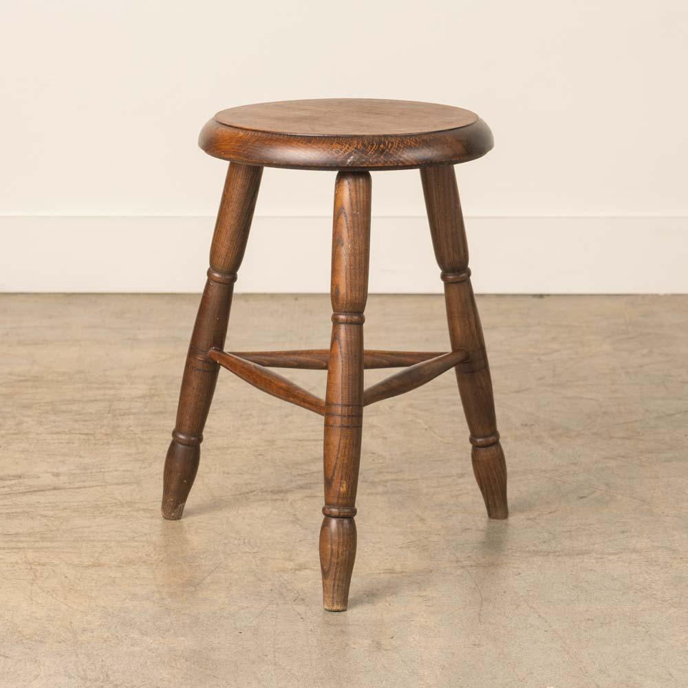 Vintage Holzhocker mit schönen geschnitzten Holzbeinen aus Frankreich. Die originale Holzoberfläche zeigt schönes Alter und Patina. Kann als Hocker oder als Beistelltisch neben den Stühlen verwendet werden. 

