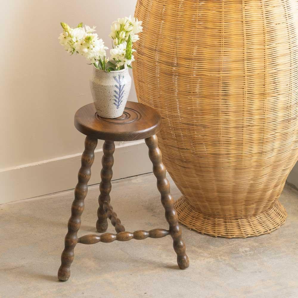 Großer französischer Holz-Dreibeinhocker (Französisch) im Angebot