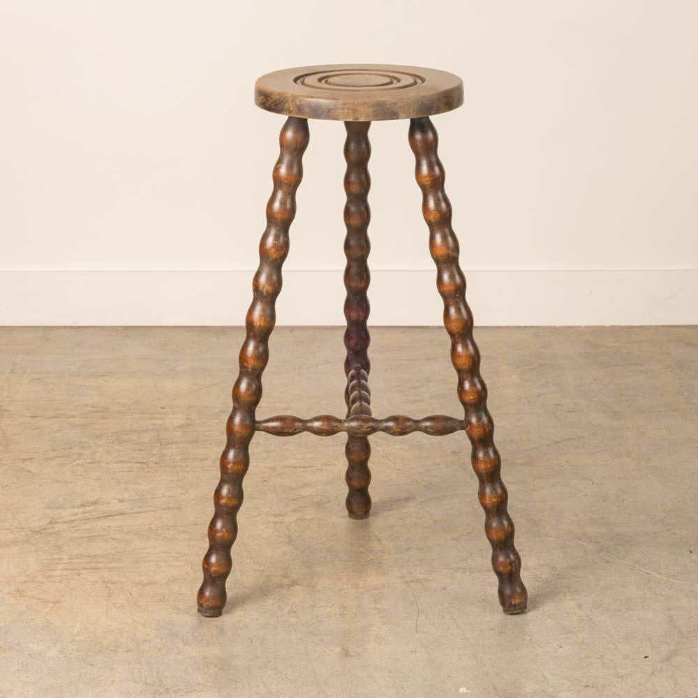 Großer französischer Holz-Dreibeinhocker im Zustand „Gut“ im Angebot in Los Angeles, CA