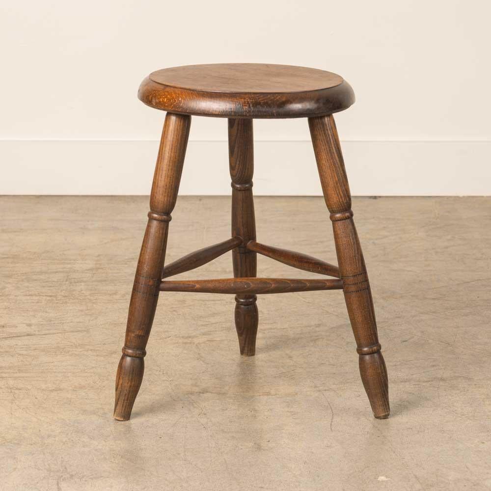 Großer französischer Holz-Dreibeinhocker im Zustand „Gut“ im Angebot in Los Angeles, CA
