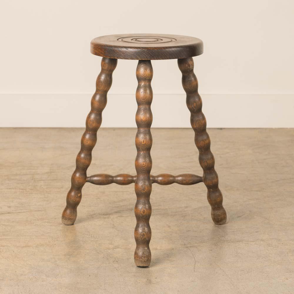 Großer französischer Holz-Dreibeinhocker im Zustand „Gut“ im Angebot in Los Angeles, CA