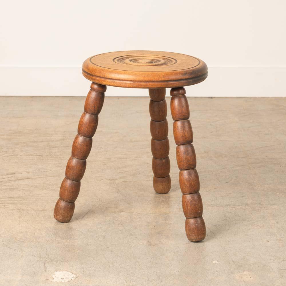 Taburete trípode alto de madera francesa siglo XX en venta