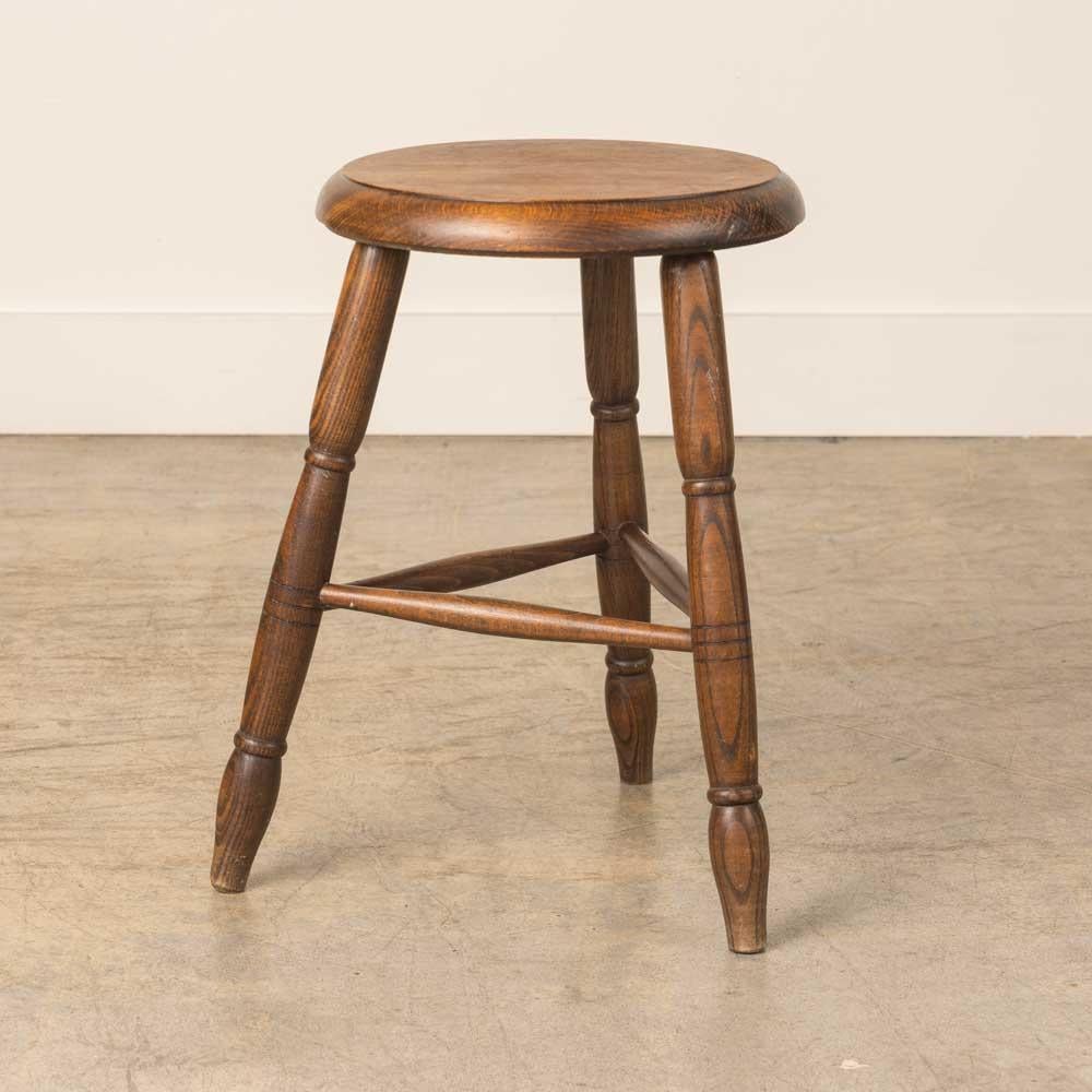Großer französischer Holz-Dreibeinhocker (20. Jahrhundert) im Angebot