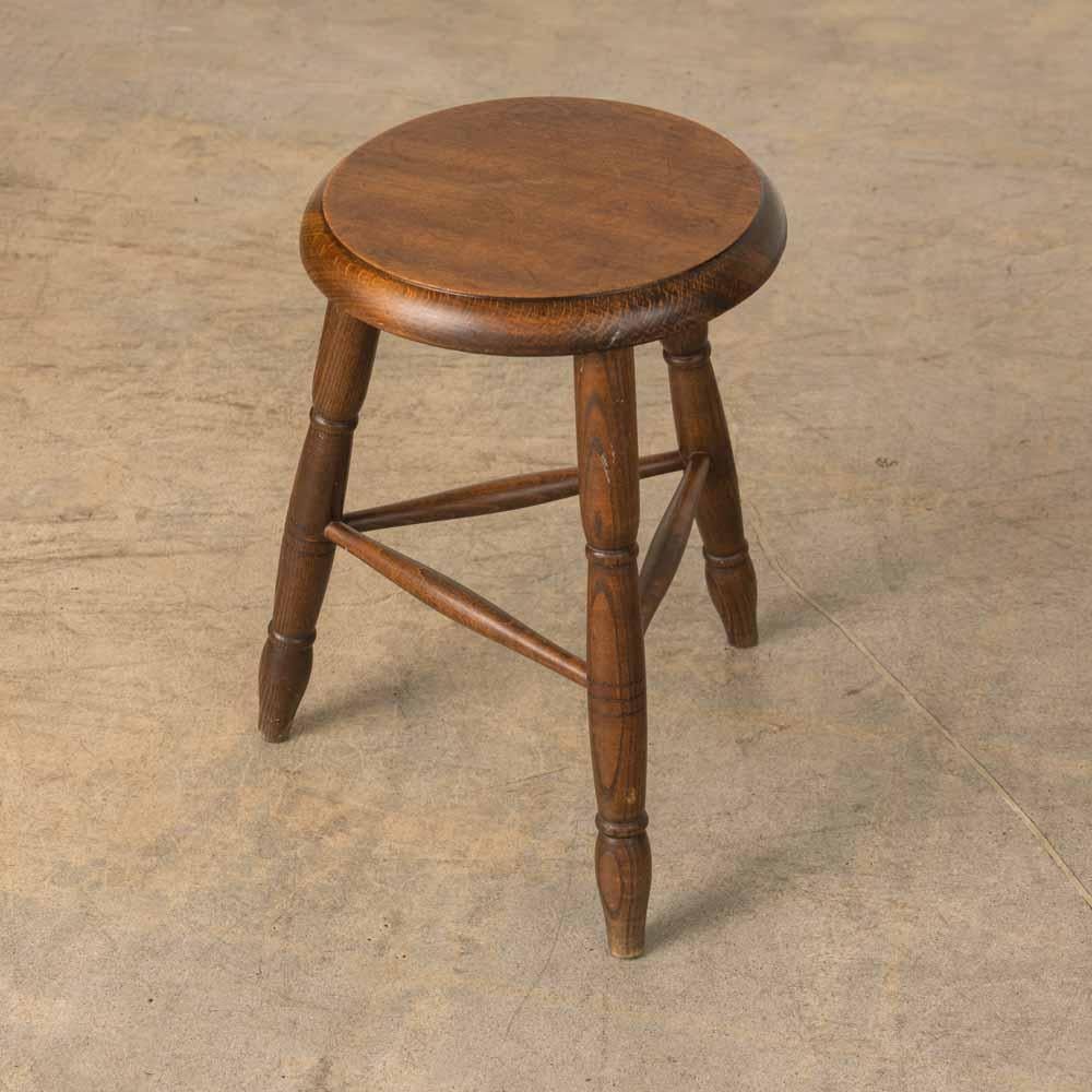 Großer französischer Holz-Dreibeinhocker im Angebot 1