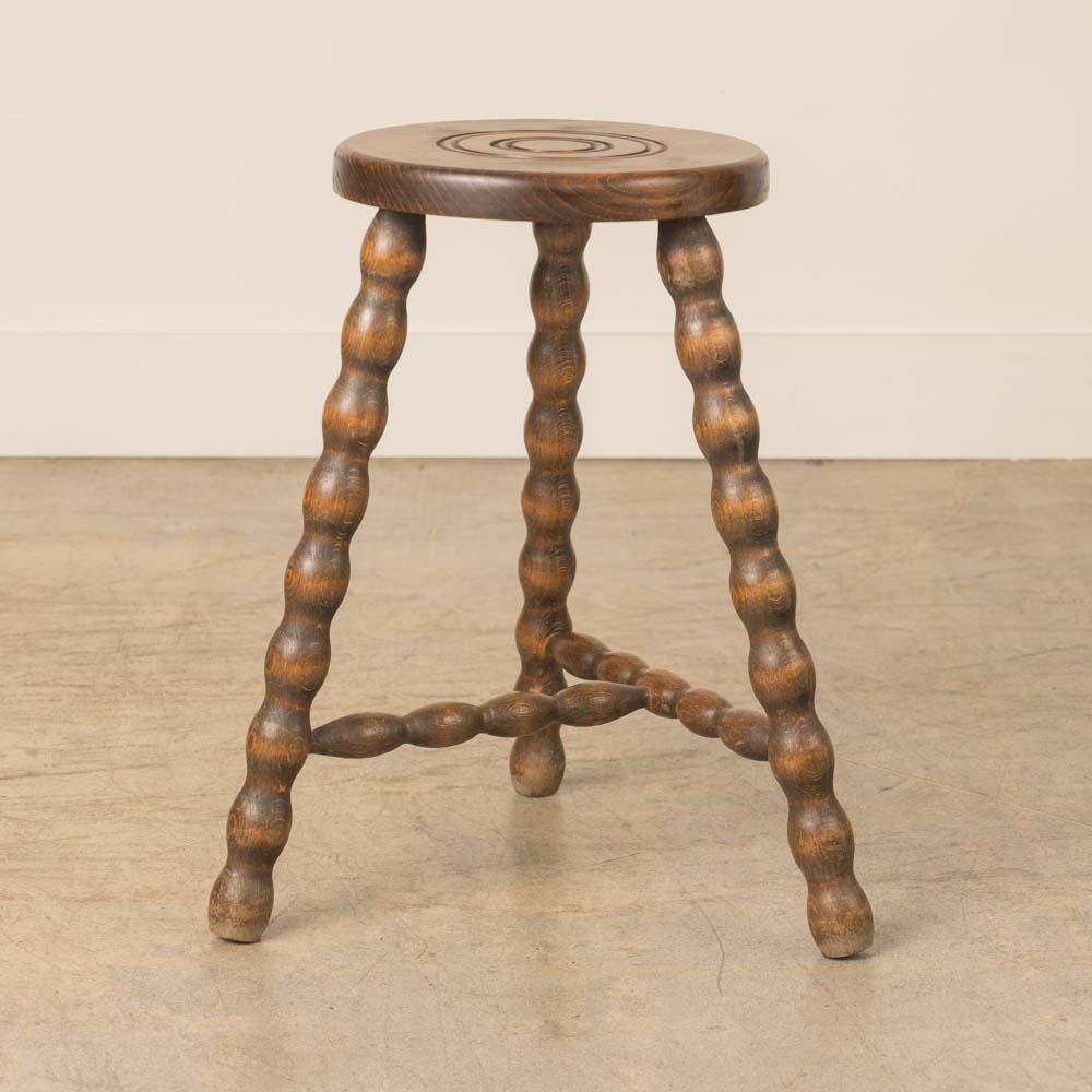 Großer französischer Holz-Dreibeinhocker im Angebot 1