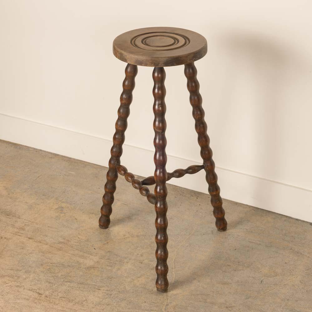Großer französischer Holz-Dreibeinhocker im Angebot 2