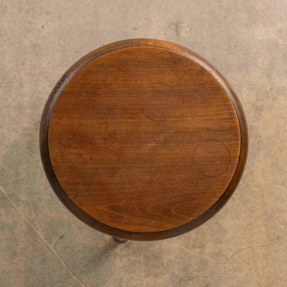 Großer französischer Holz-Dreibeinhocker im Angebot 2