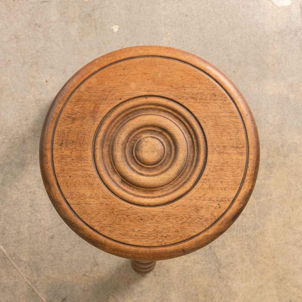 Taburete trípode alto de madera francesa en venta 2