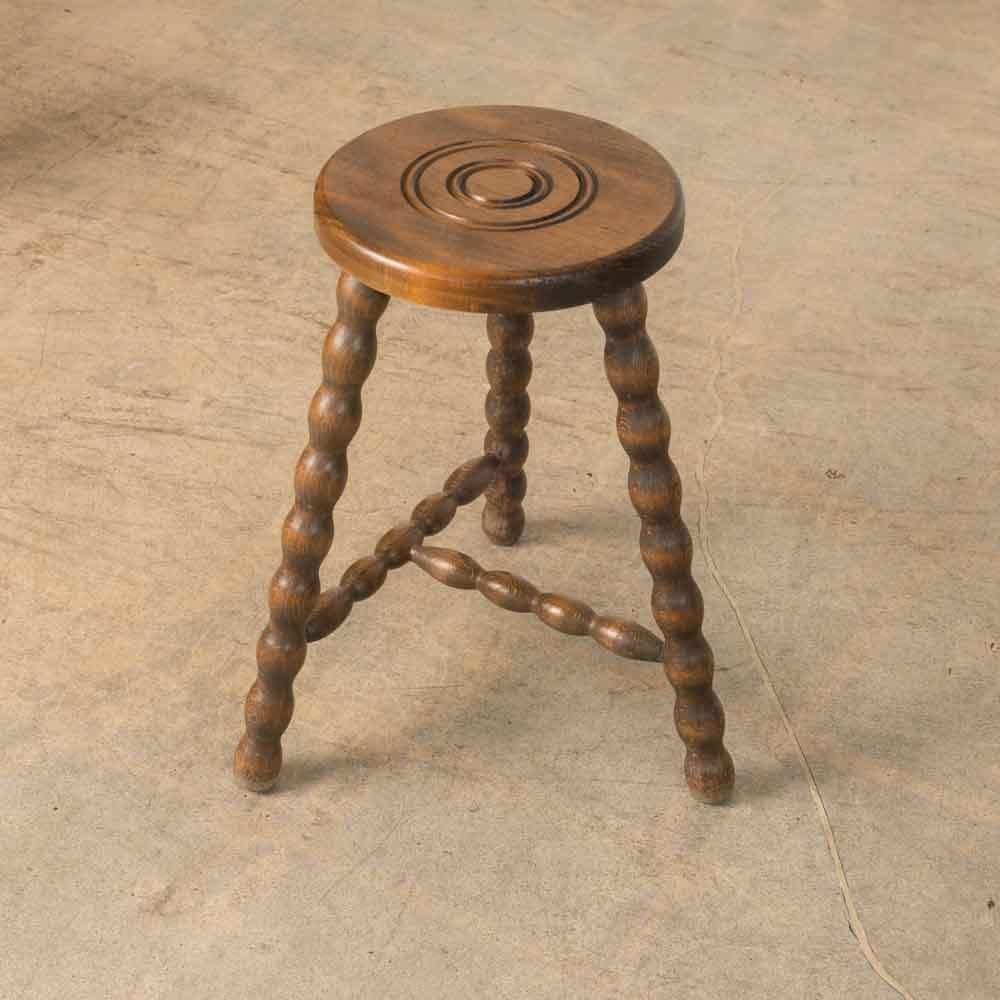 Großer französischer Holz-Dreibeinhocker im Angebot 3