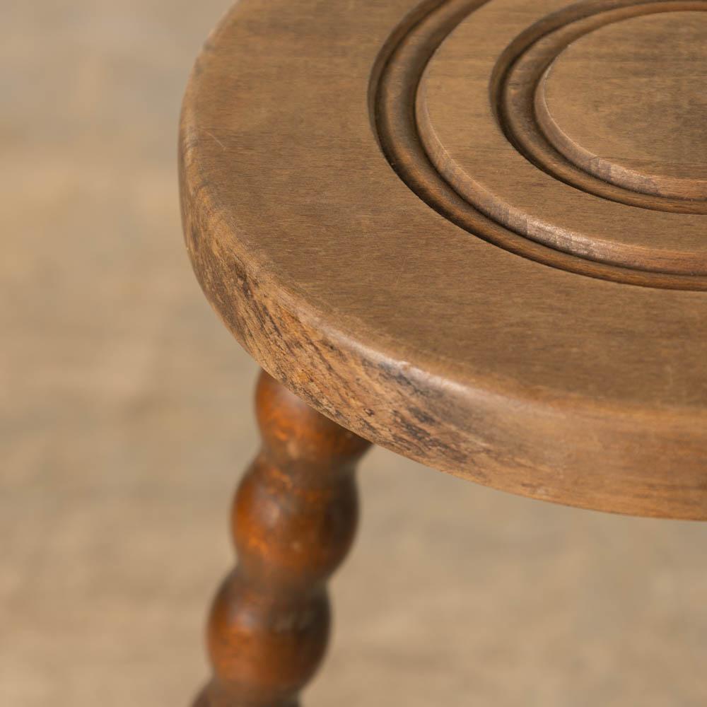 Großer französischer Holz-Dreibeinhocker im Angebot 4