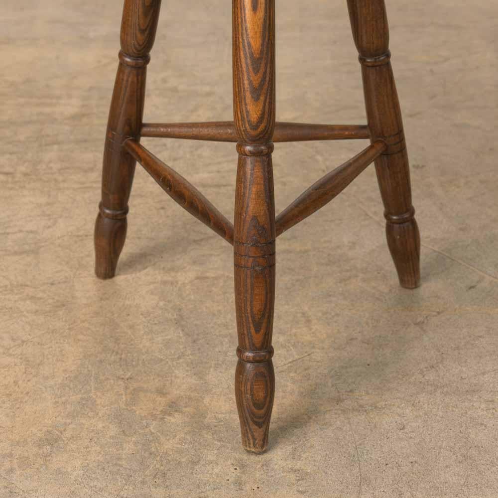 Großer französischer Holz-Dreibeinhocker im Angebot 4