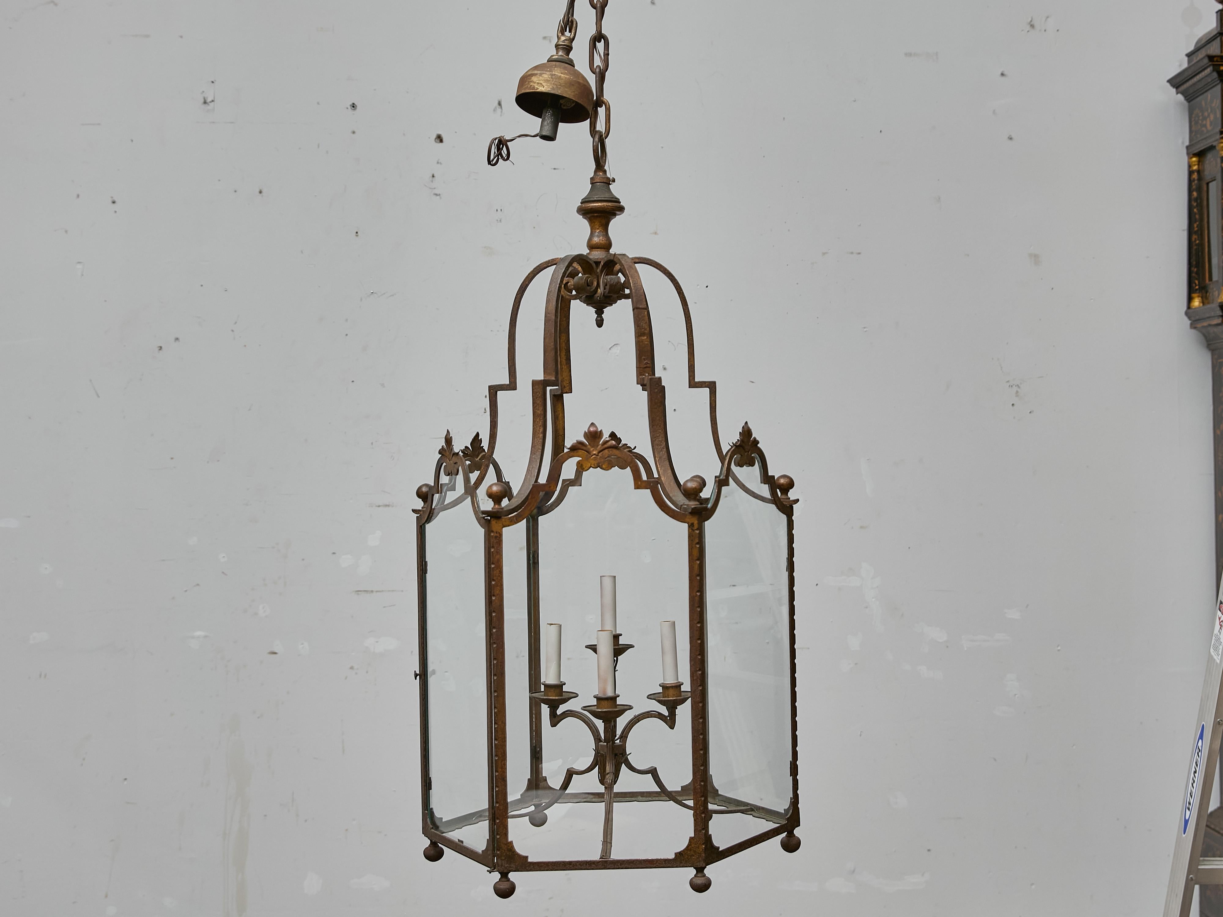 Farol alto francés de hierro forjado con paneles de cristal y detalles de volutas - 1900s en venta 4