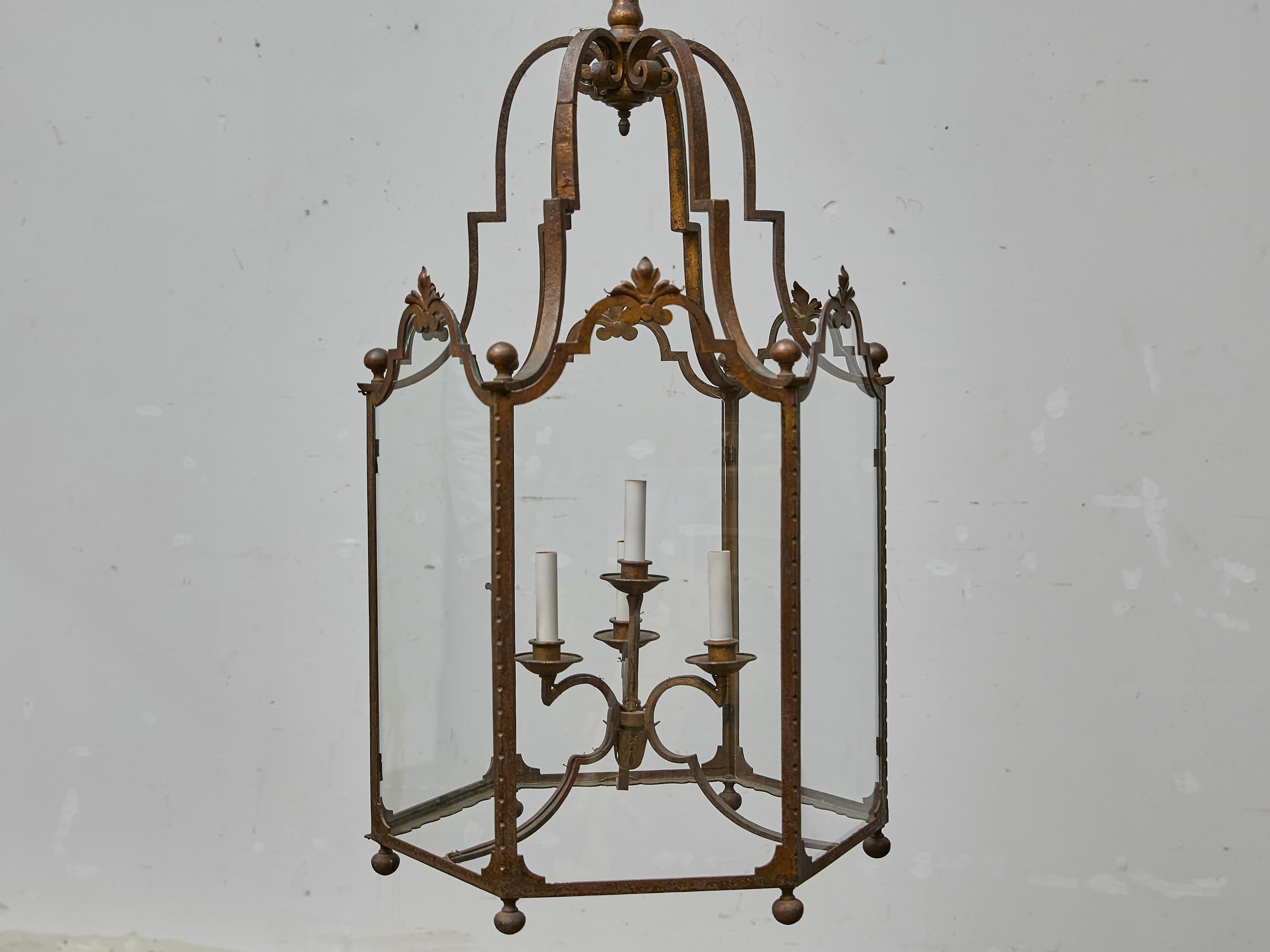 Farol alto francés de hierro forjado con paneles de cristal y detalles de volutas - 1900s en venta 5