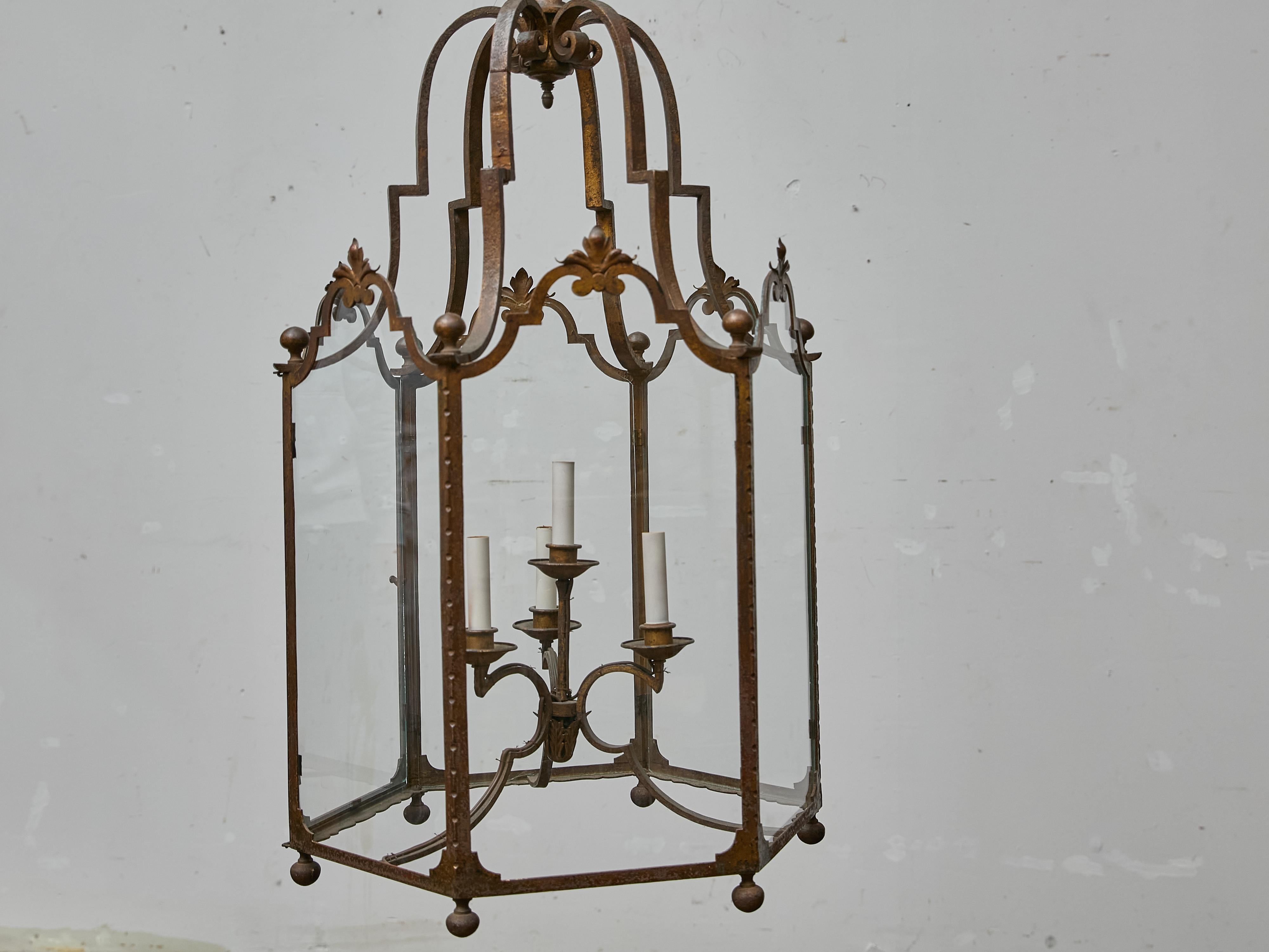 Farol alto francés de hierro forjado con paneles de cristal y detalles de volutas - 1900s en venta 6