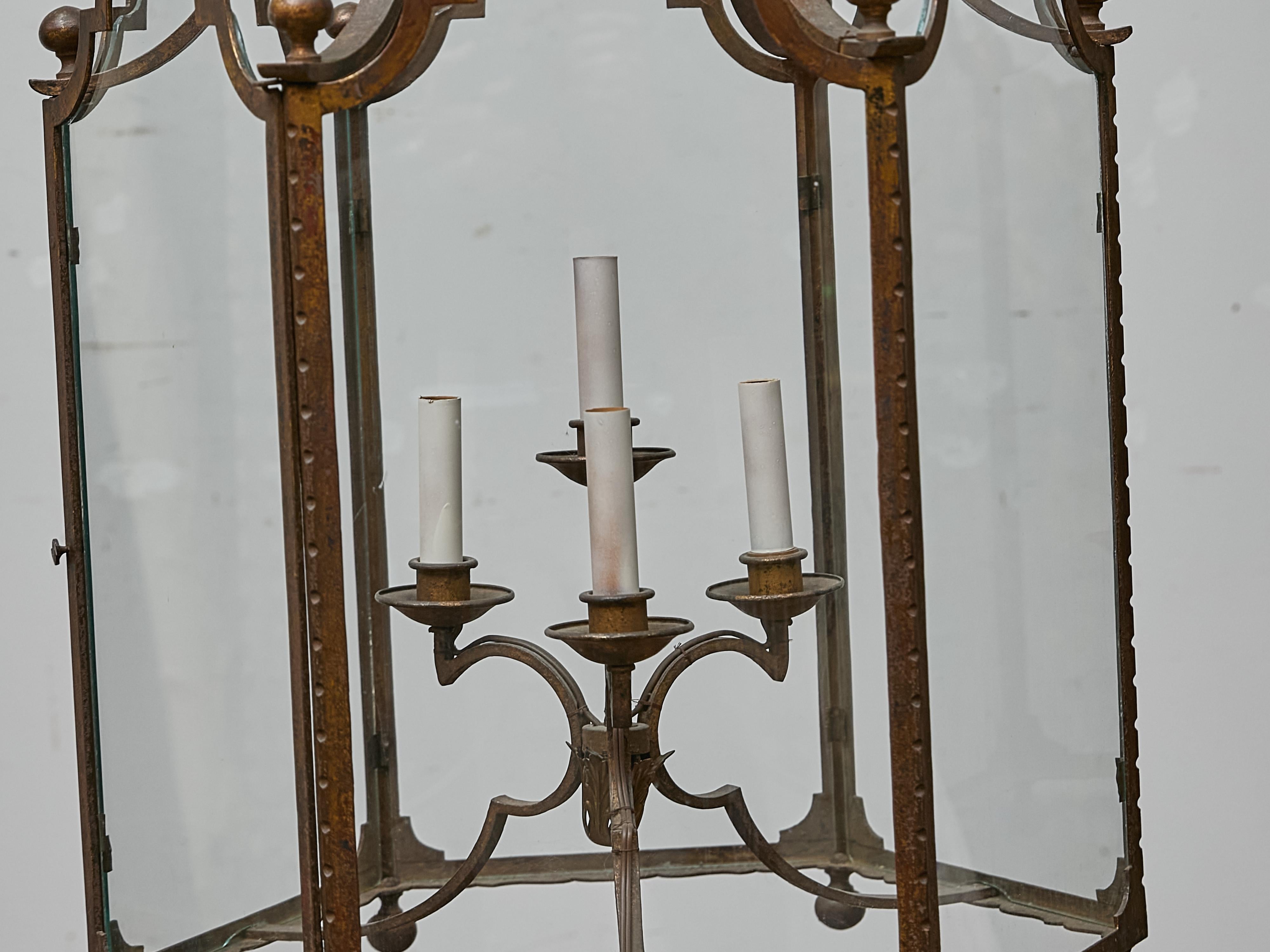 Farol alto francés de hierro forjado con paneles de cristal y detalles de volutas - 1900s en venta 7